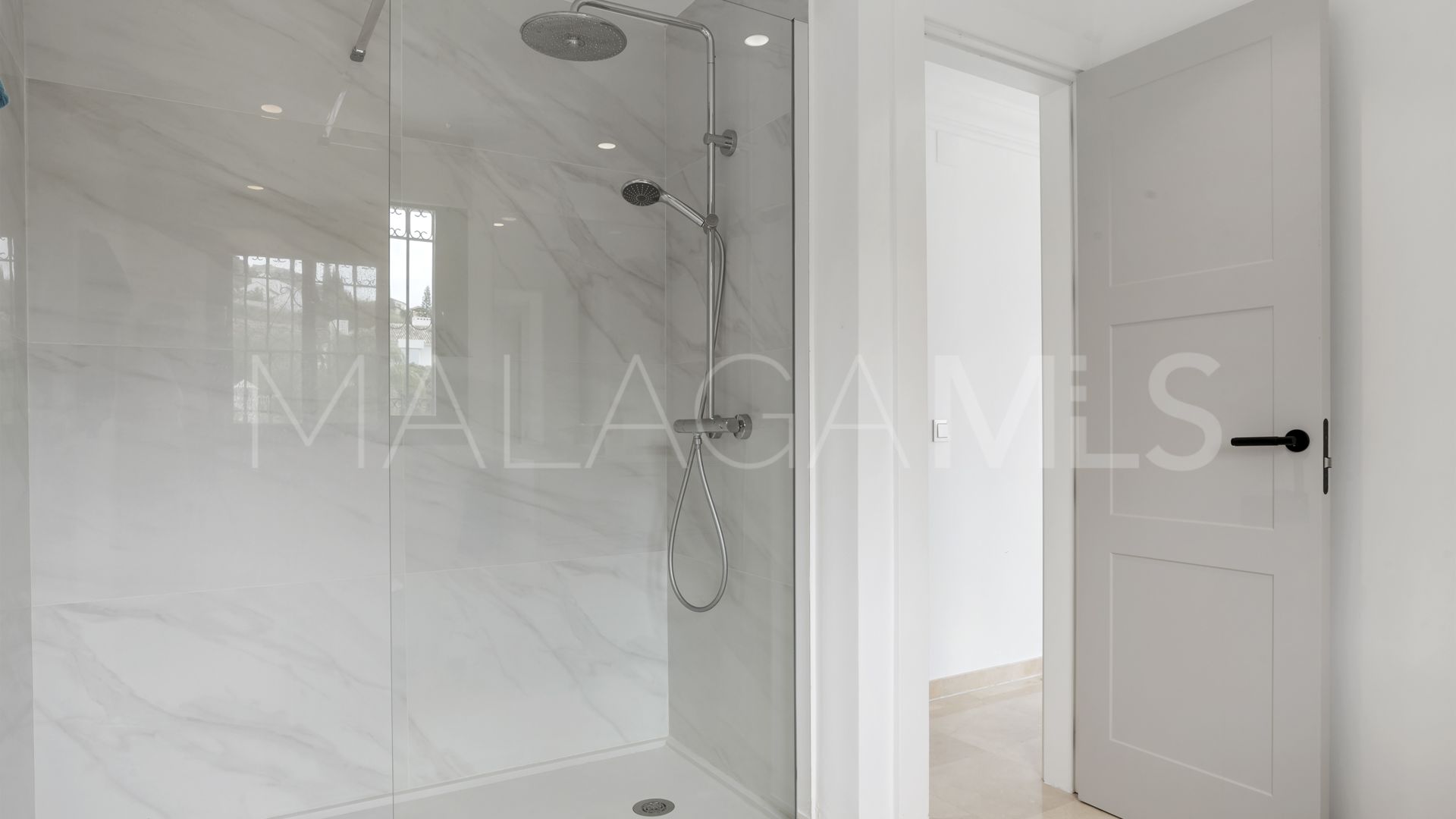 Villa for sale in Altos del Paraiso