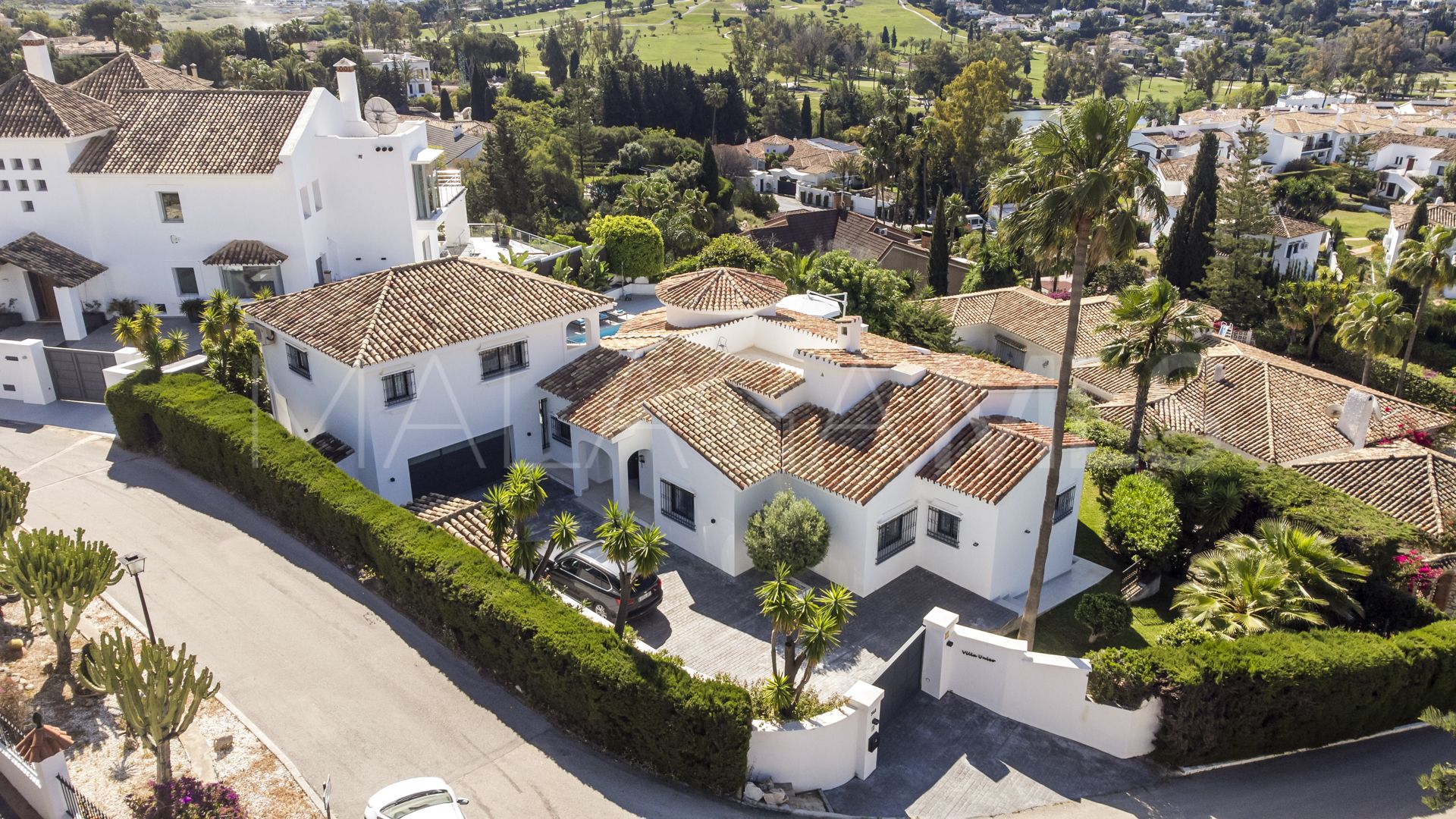 Villa for sale in Altos del Paraiso