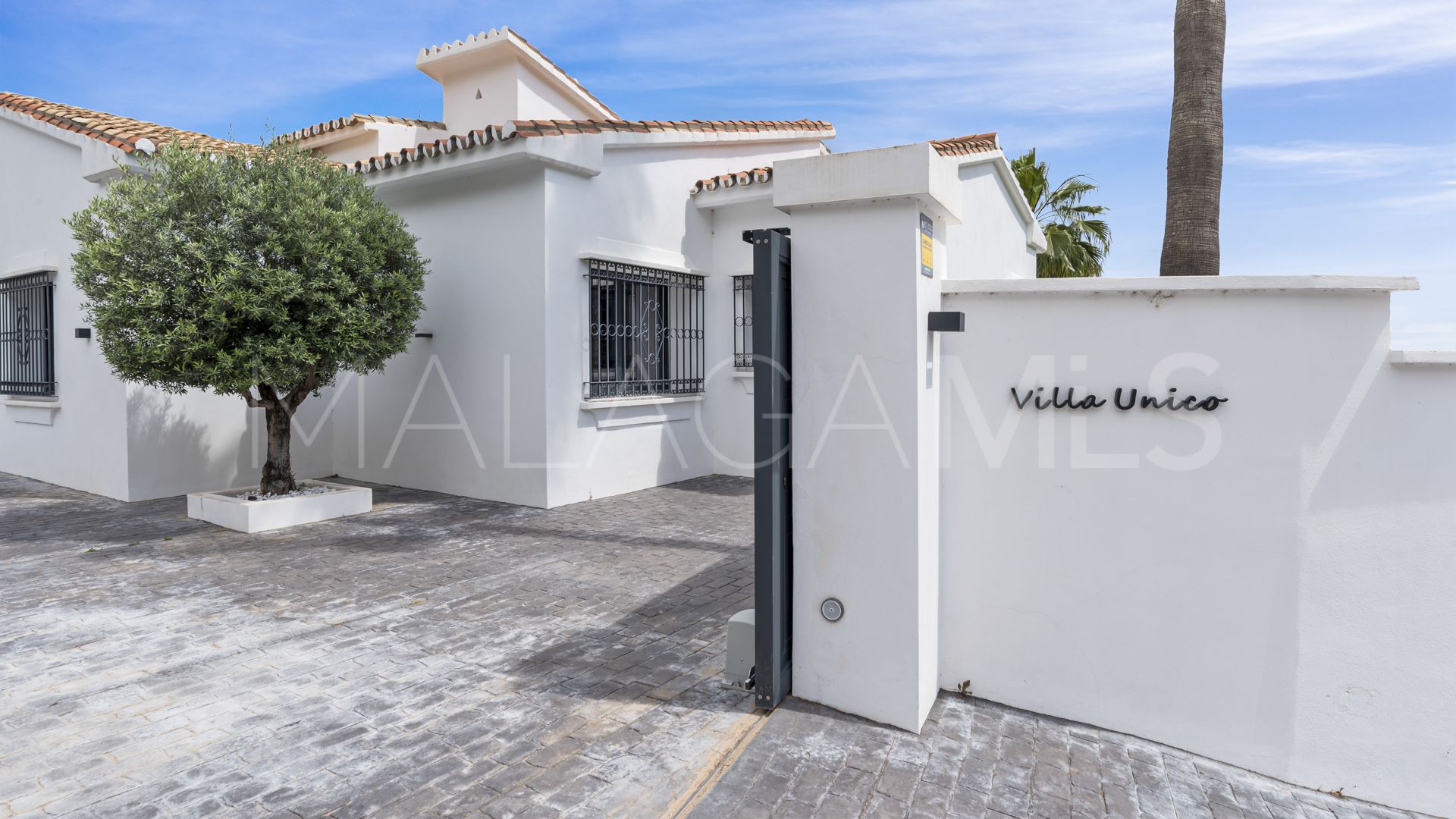 Villa for sale in Altos del Paraiso