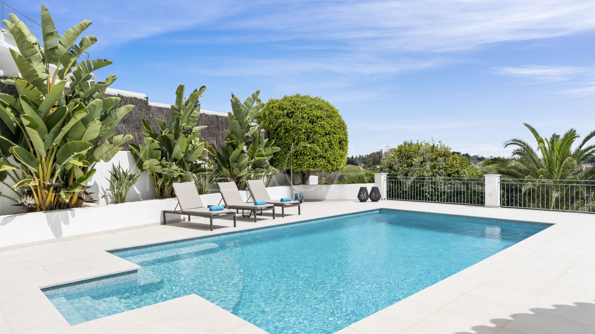Villa for sale in Altos del Paraiso