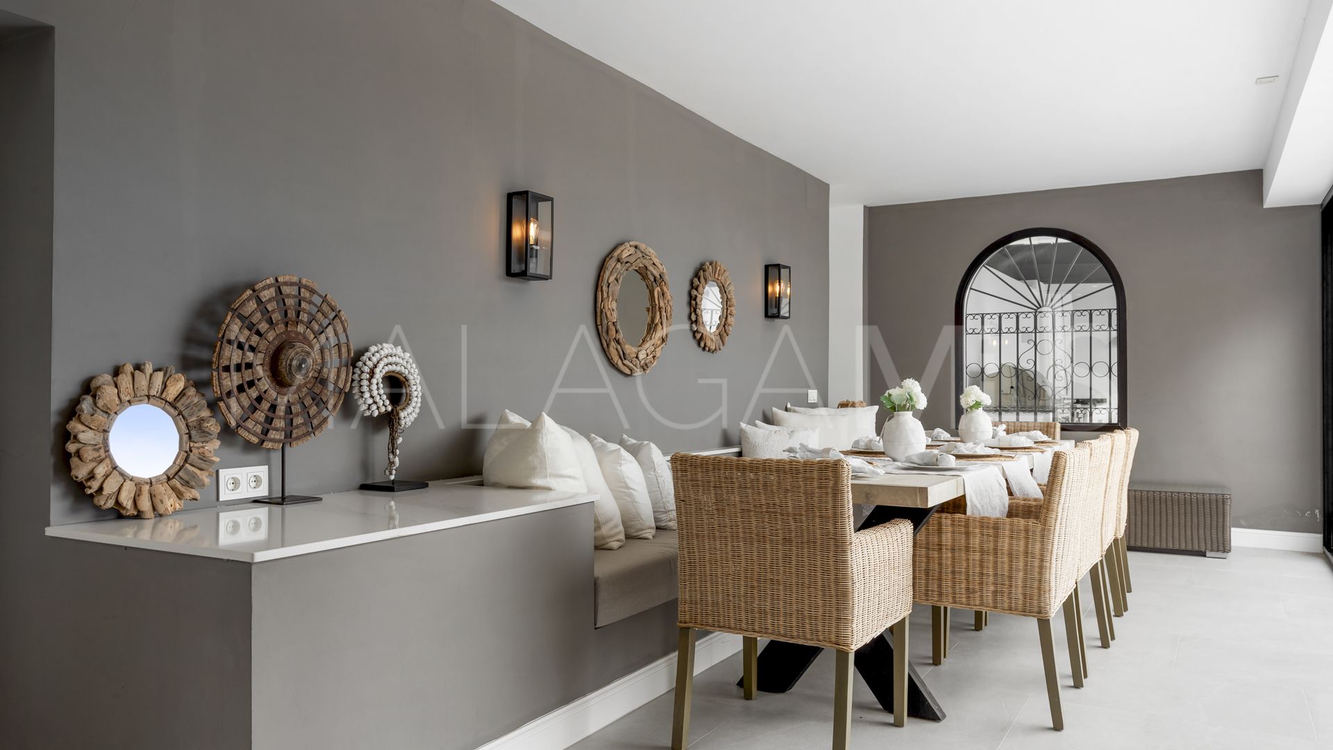 Villa for sale in Altos del Paraiso