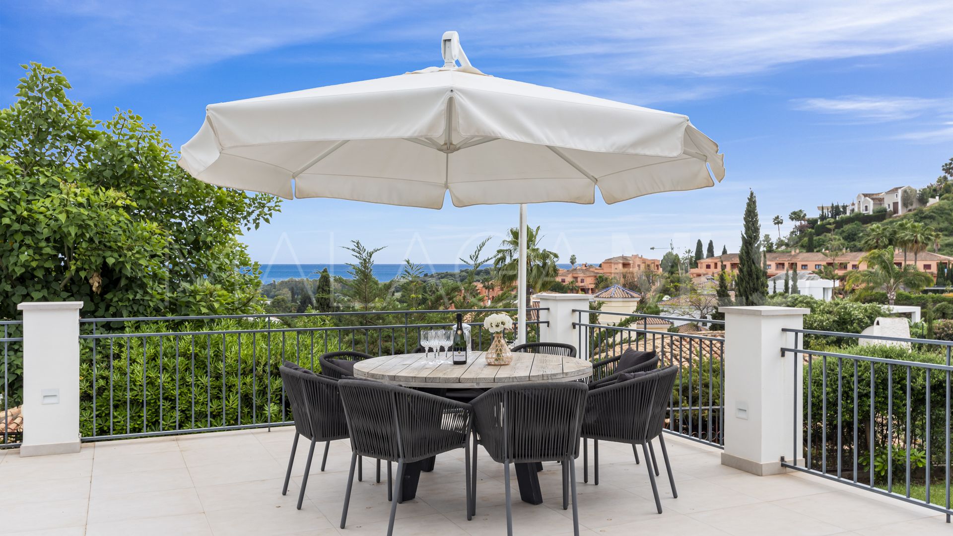 Villa for sale in Altos del Paraiso
