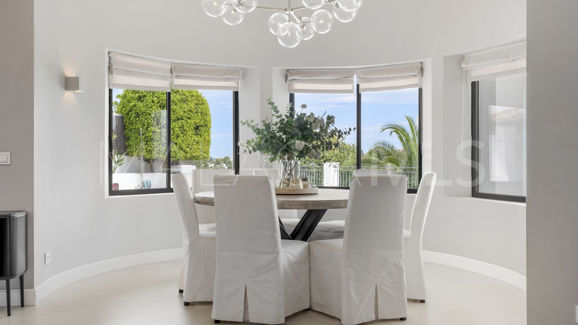 Villa for sale in Altos del Paraiso