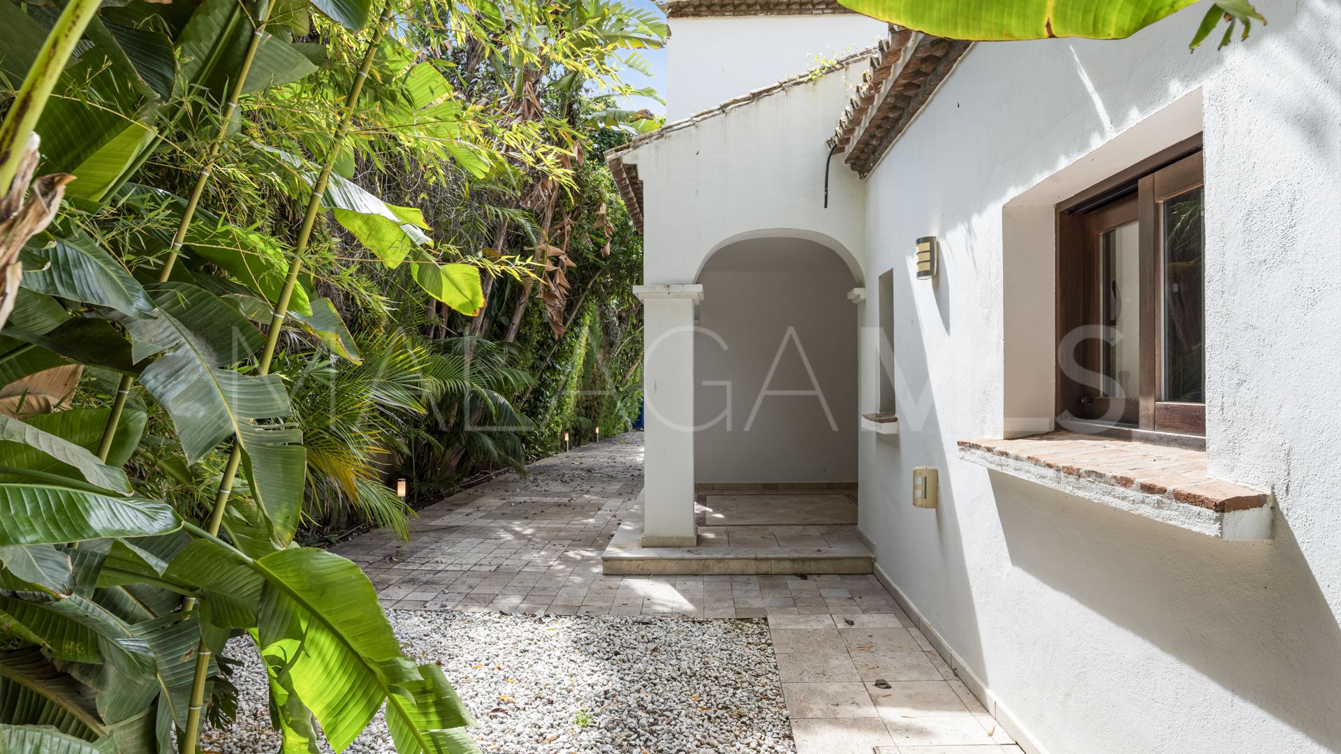 Villa for sale in Nueva Andalucia