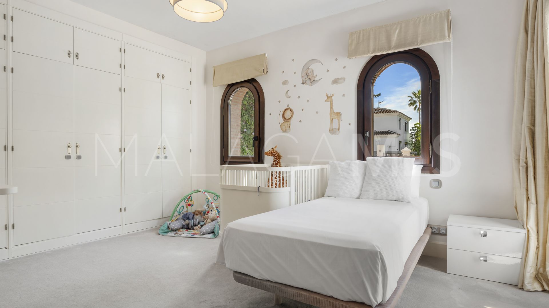 Villa for sale in Nueva Andalucia