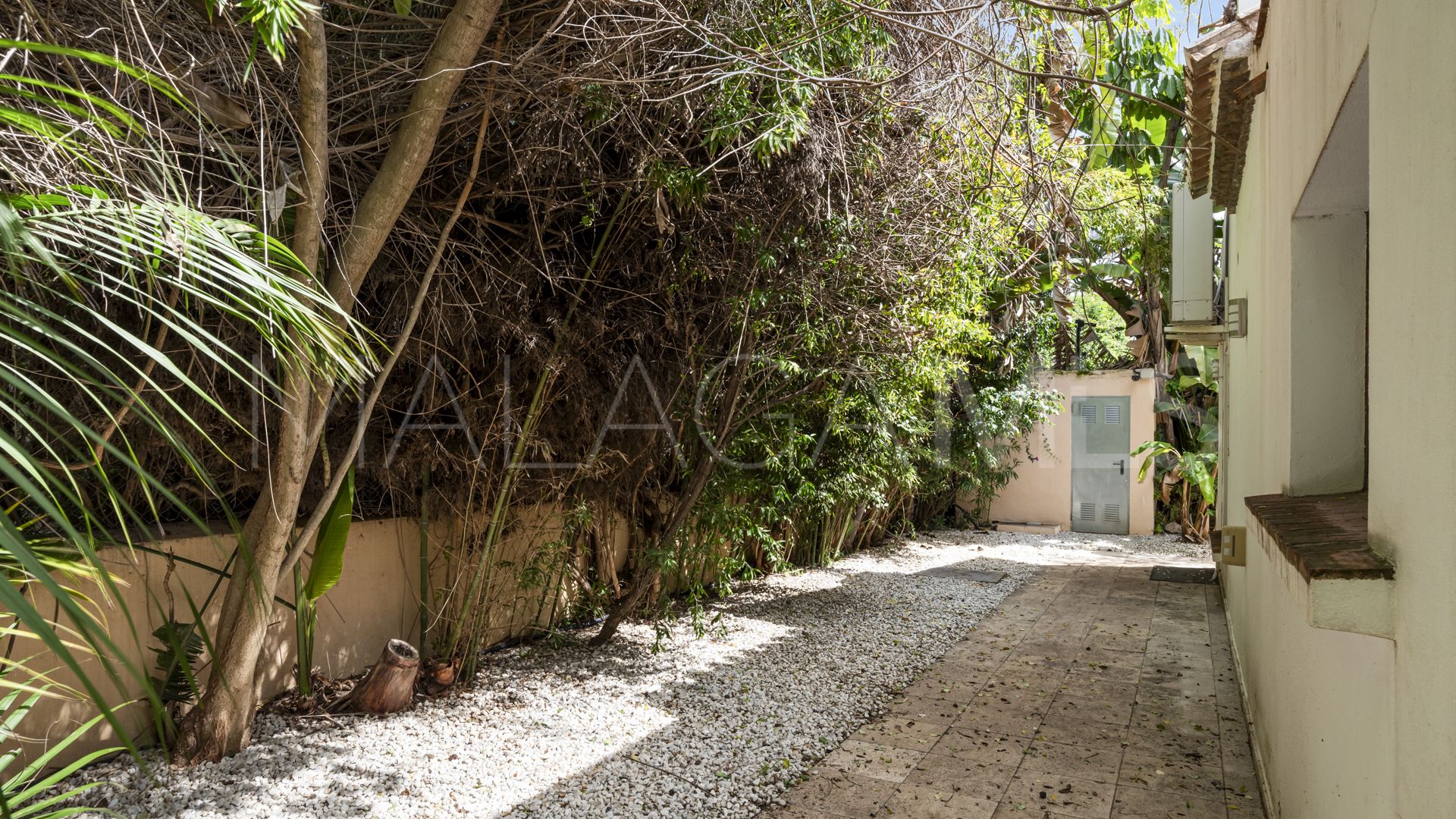 Villa for sale in Nueva Andalucia