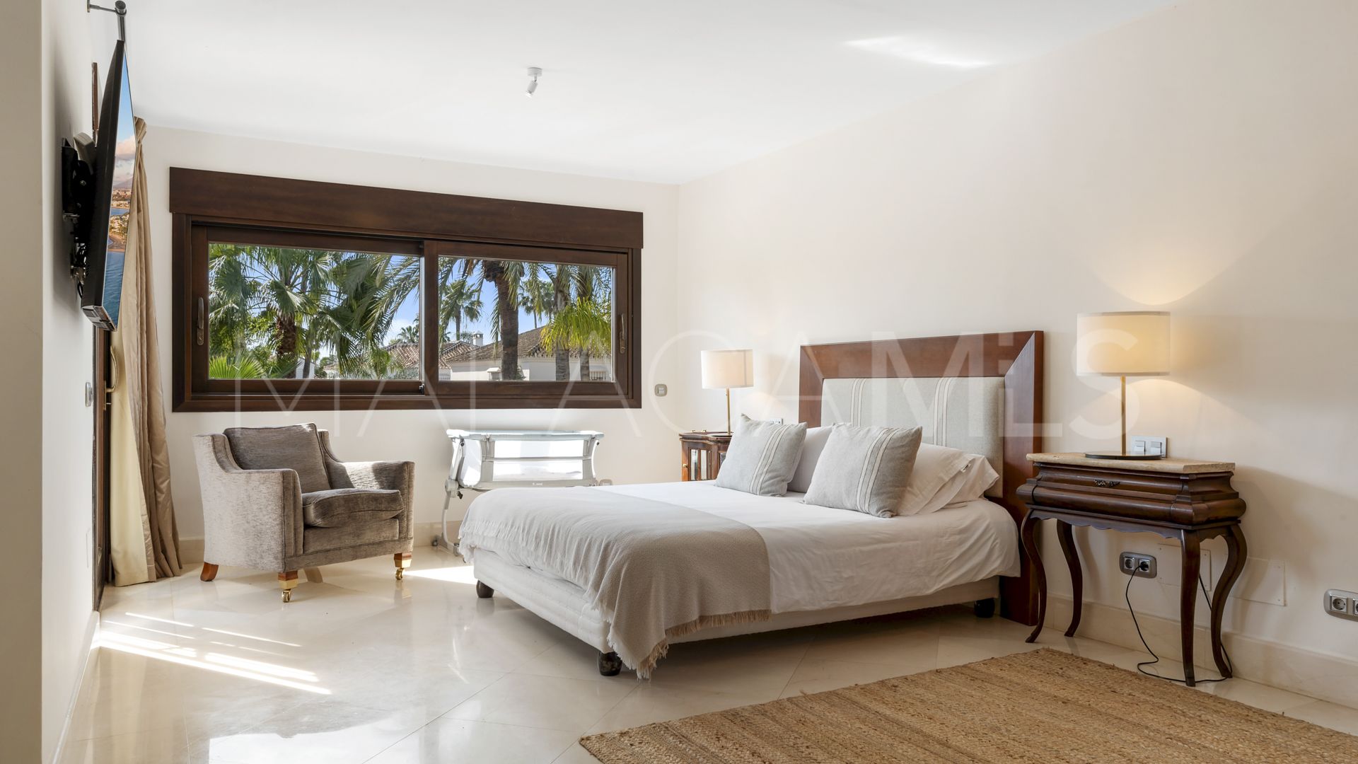 Villa for sale in Nueva Andalucia