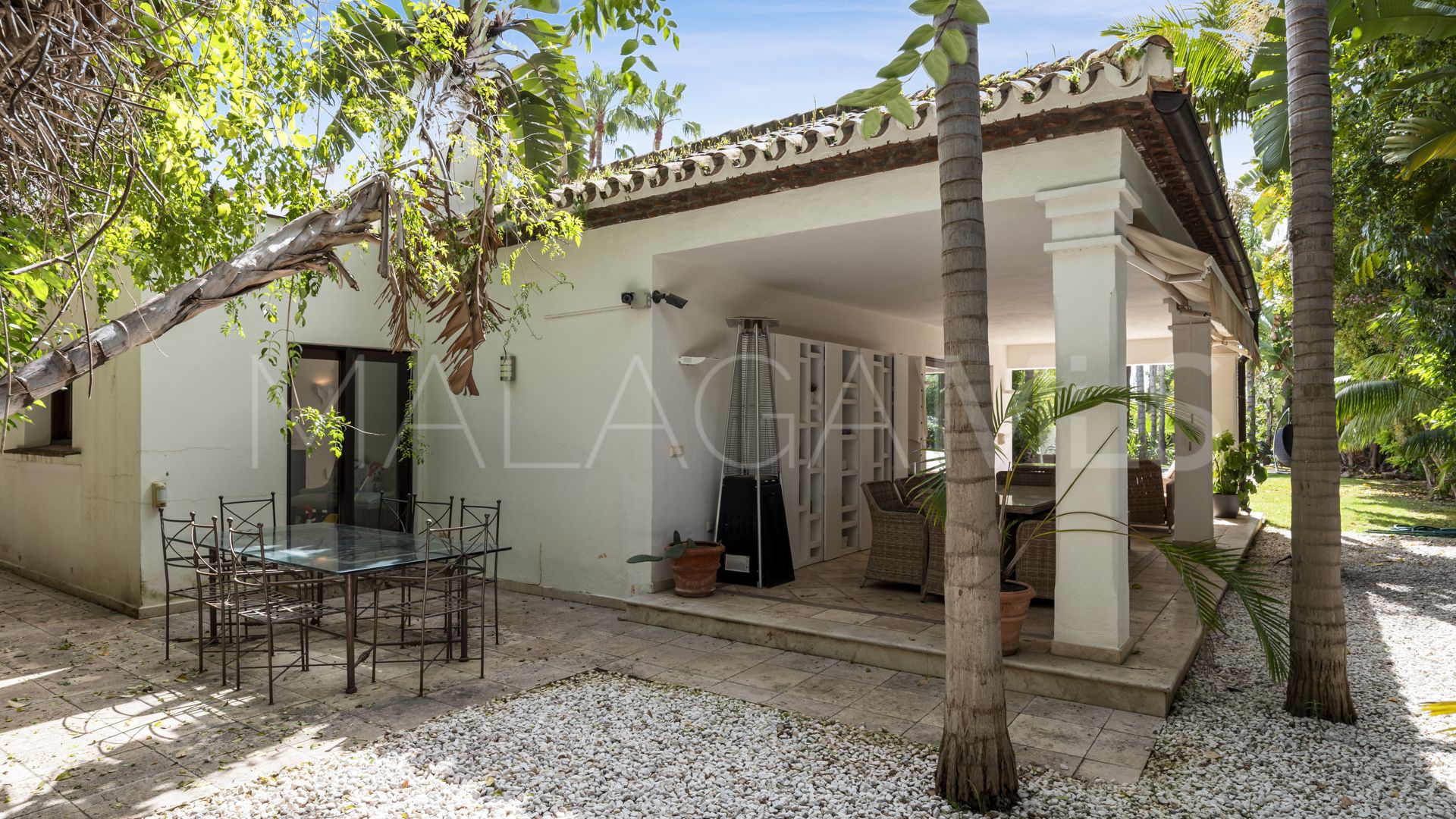 Villa for sale in Nueva Andalucia
