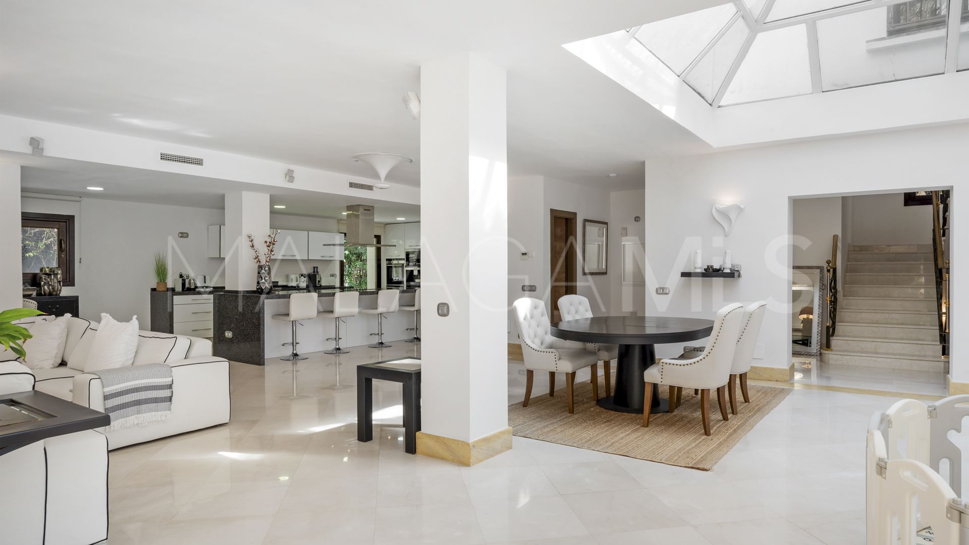 Villa for sale in Nueva Andalucia