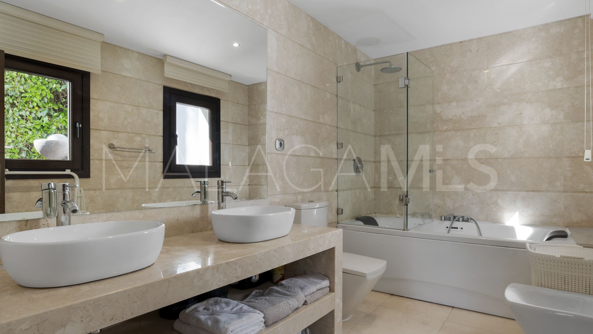 Villa for sale in Nueva Andalucia
