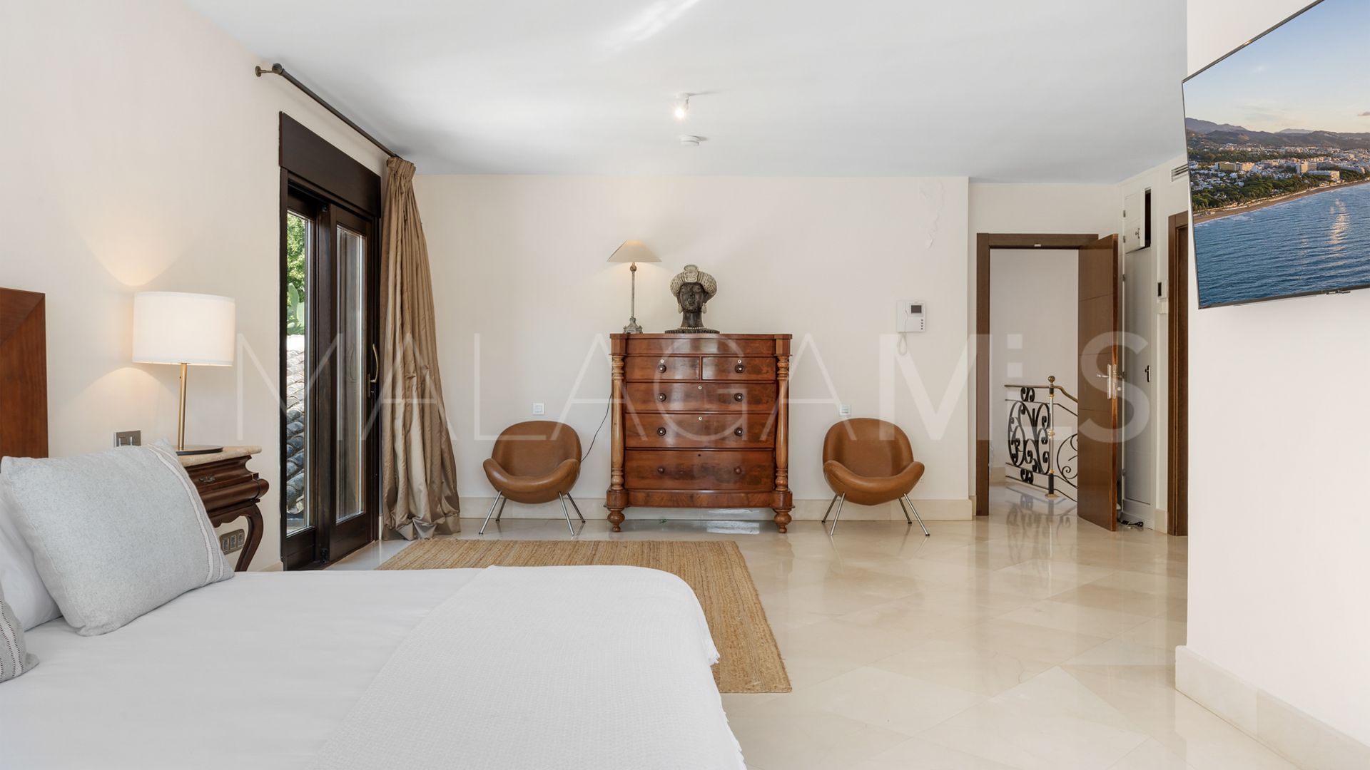 Villa for sale in Nueva Andalucia