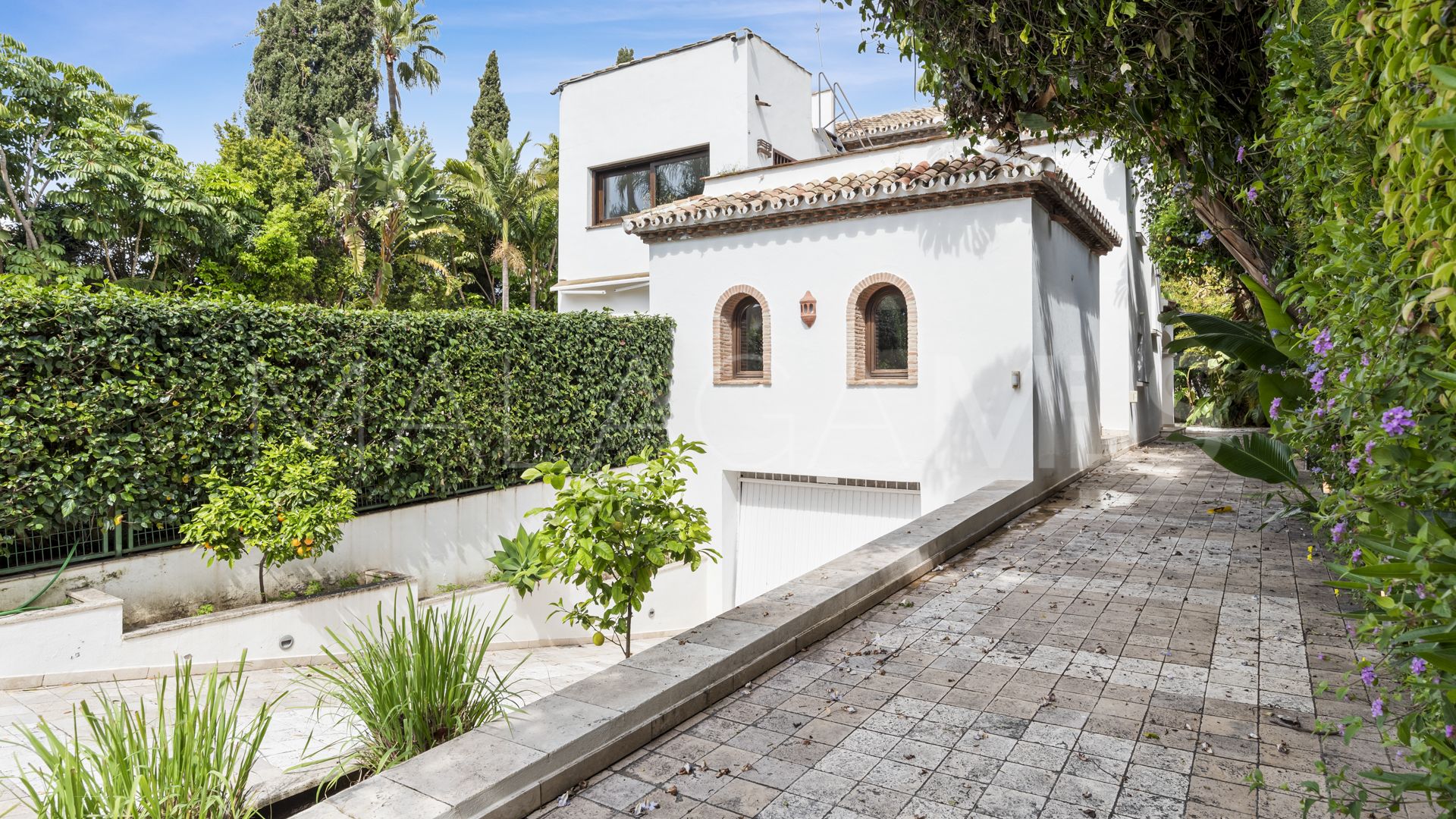 Villa for sale in Nueva Andalucia