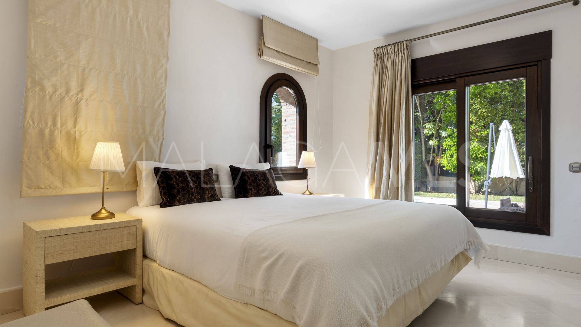 Villa for sale in Nueva Andalucia