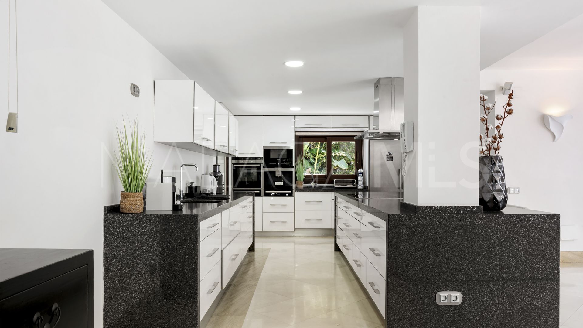 Villa for sale in Nueva Andalucia