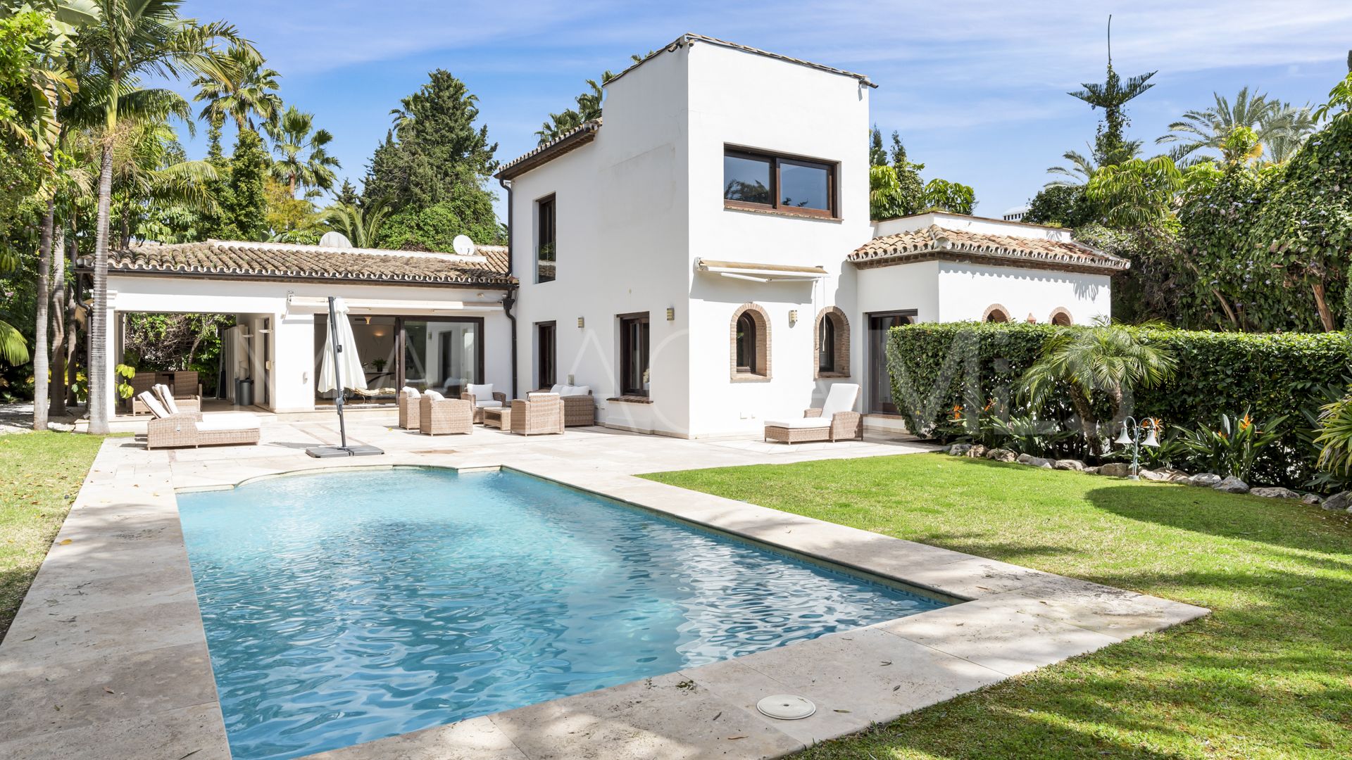 Villa for sale in Nueva Andalucia