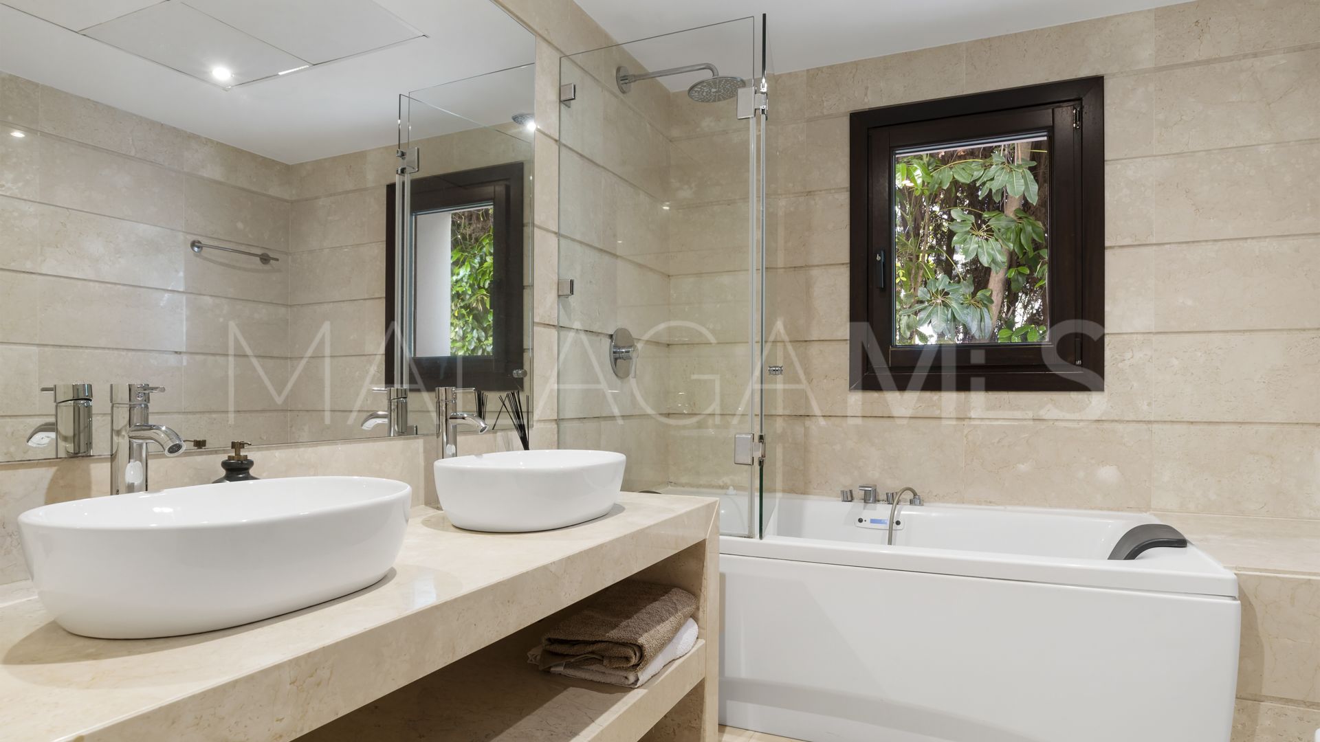Villa for sale in Nueva Andalucia