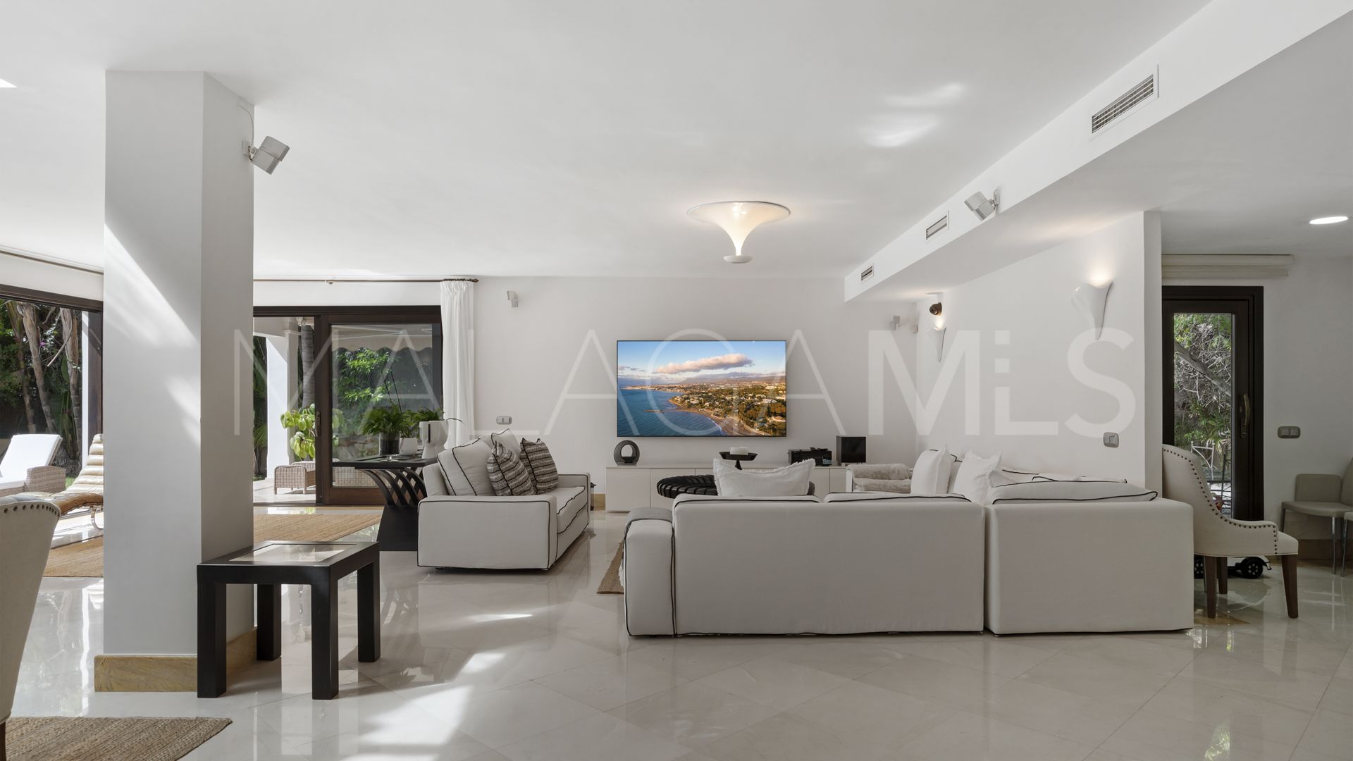 Villa for sale in Nueva Andalucia