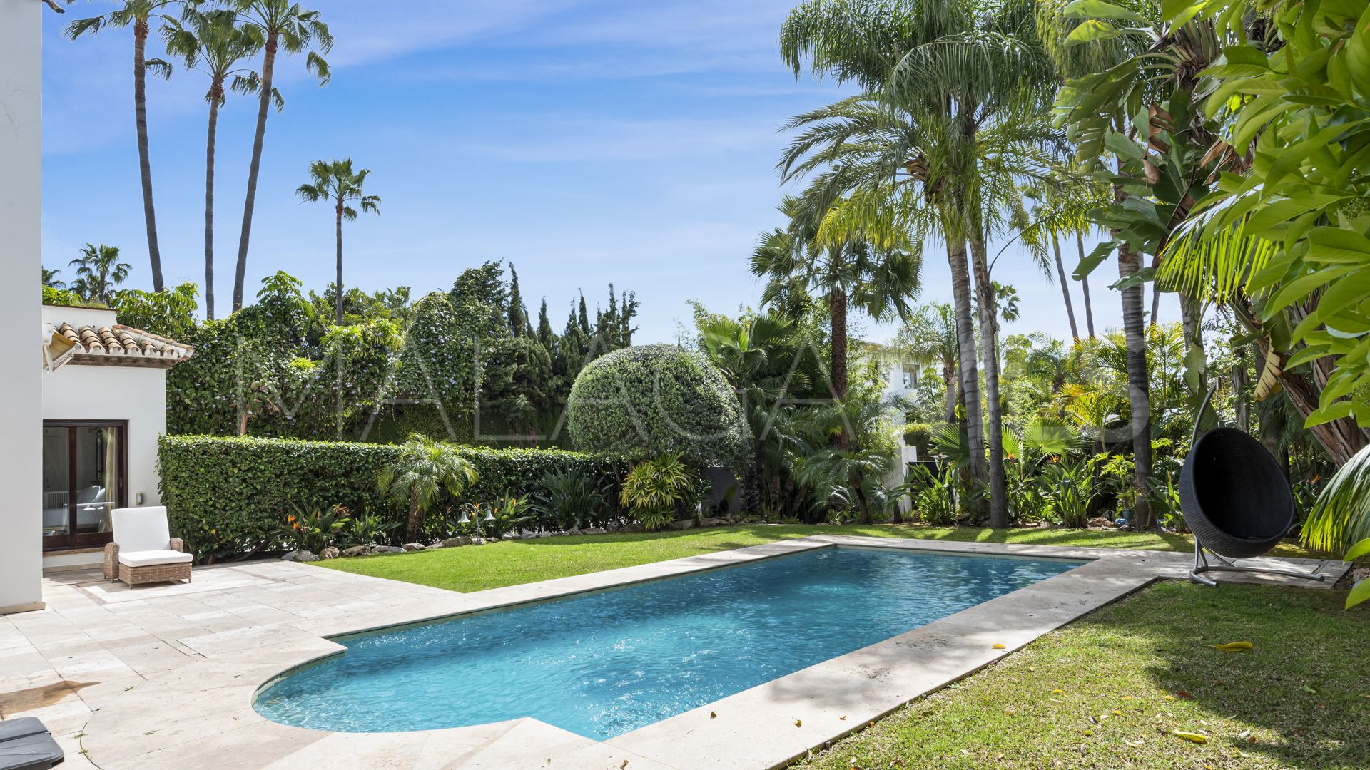 Villa for sale in Nueva Andalucia