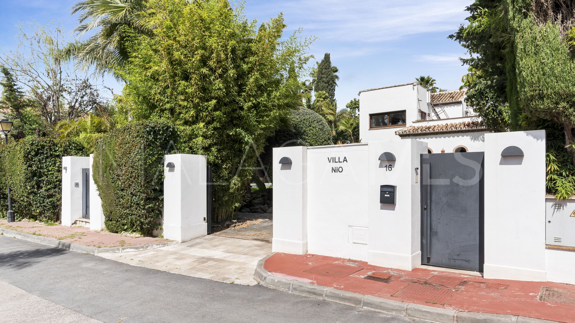 Villa for sale in Nueva Andalucia
