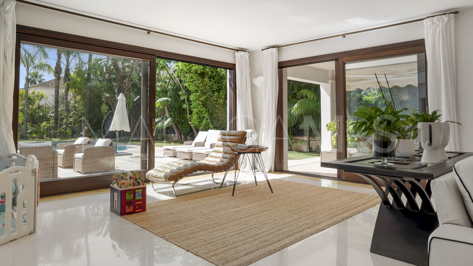 Villa for sale in Nueva Andalucia