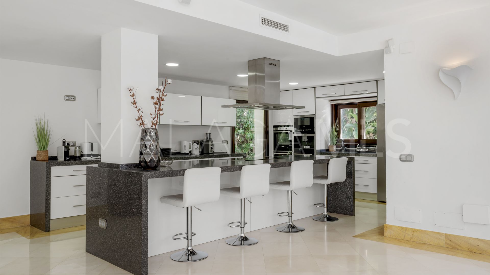 Villa for sale in Nueva Andalucia