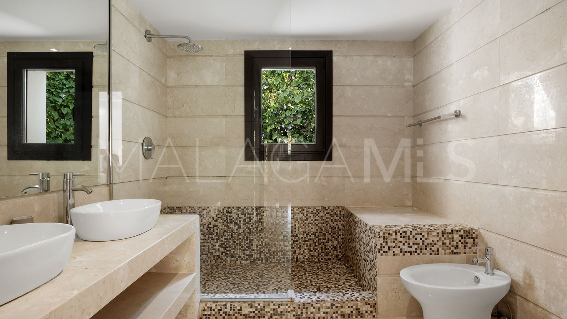 Villa for sale in Nueva Andalucia