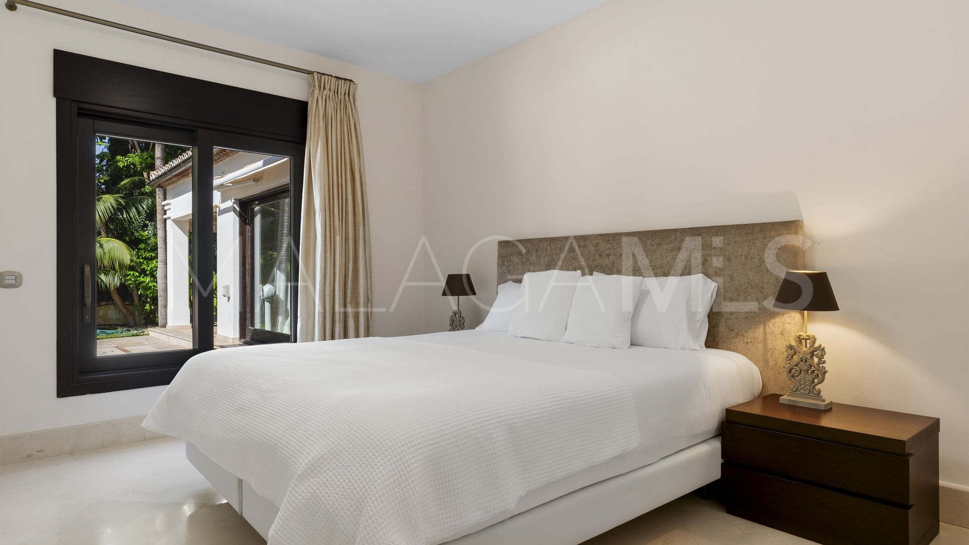 Villa for sale in Nueva Andalucia