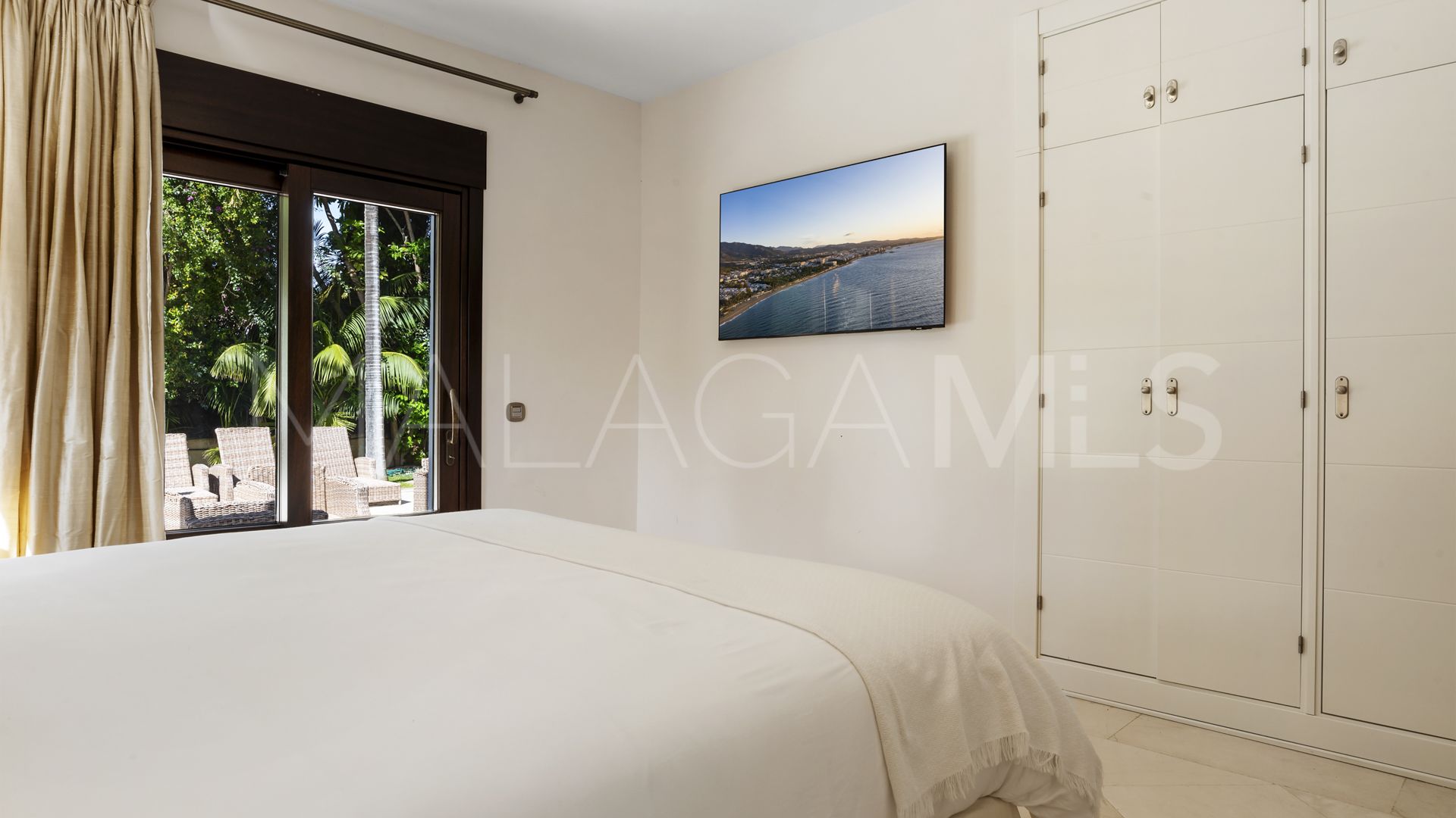 Villa for sale in Nueva Andalucia