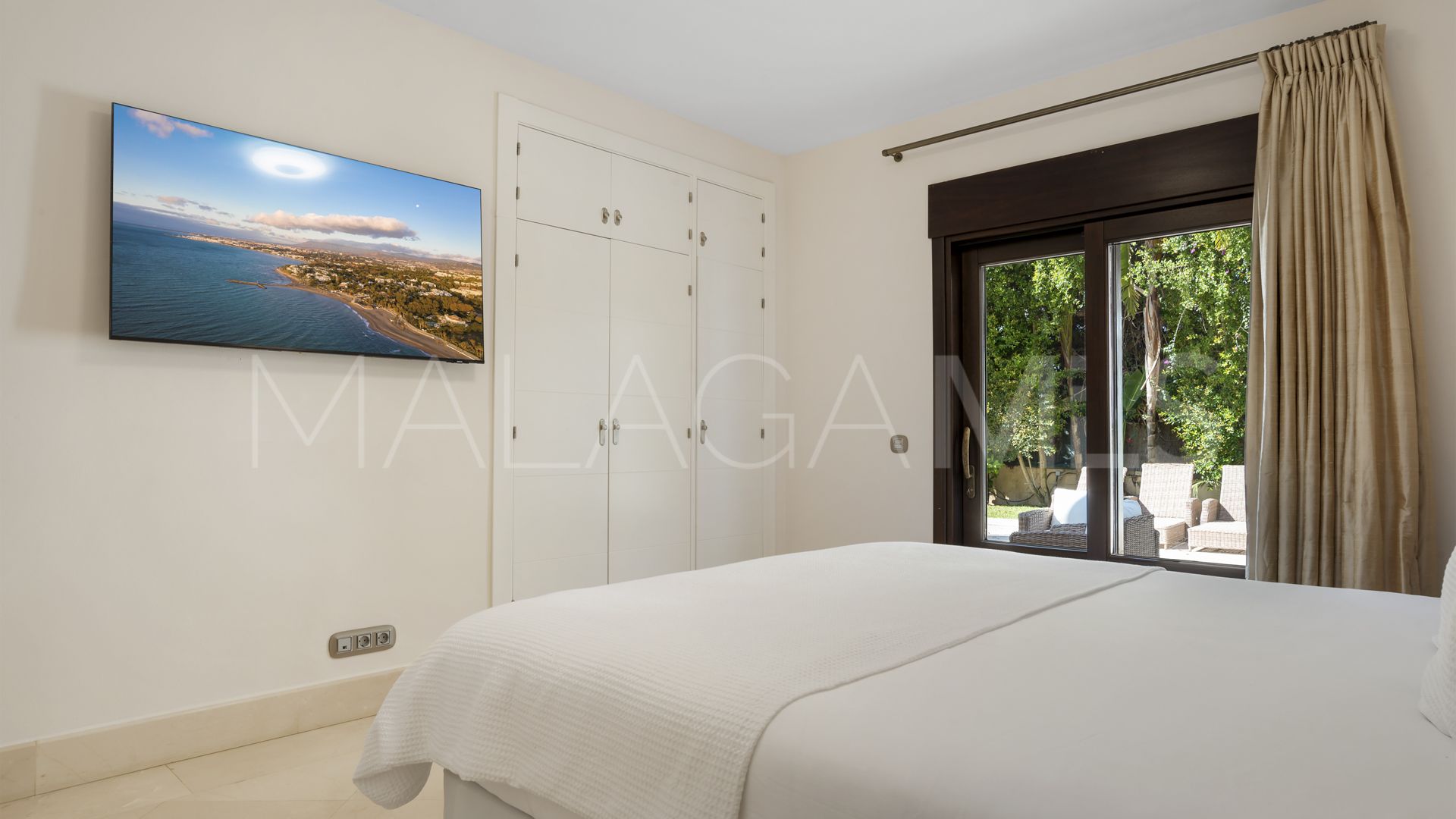 Villa for sale in Nueva Andalucia