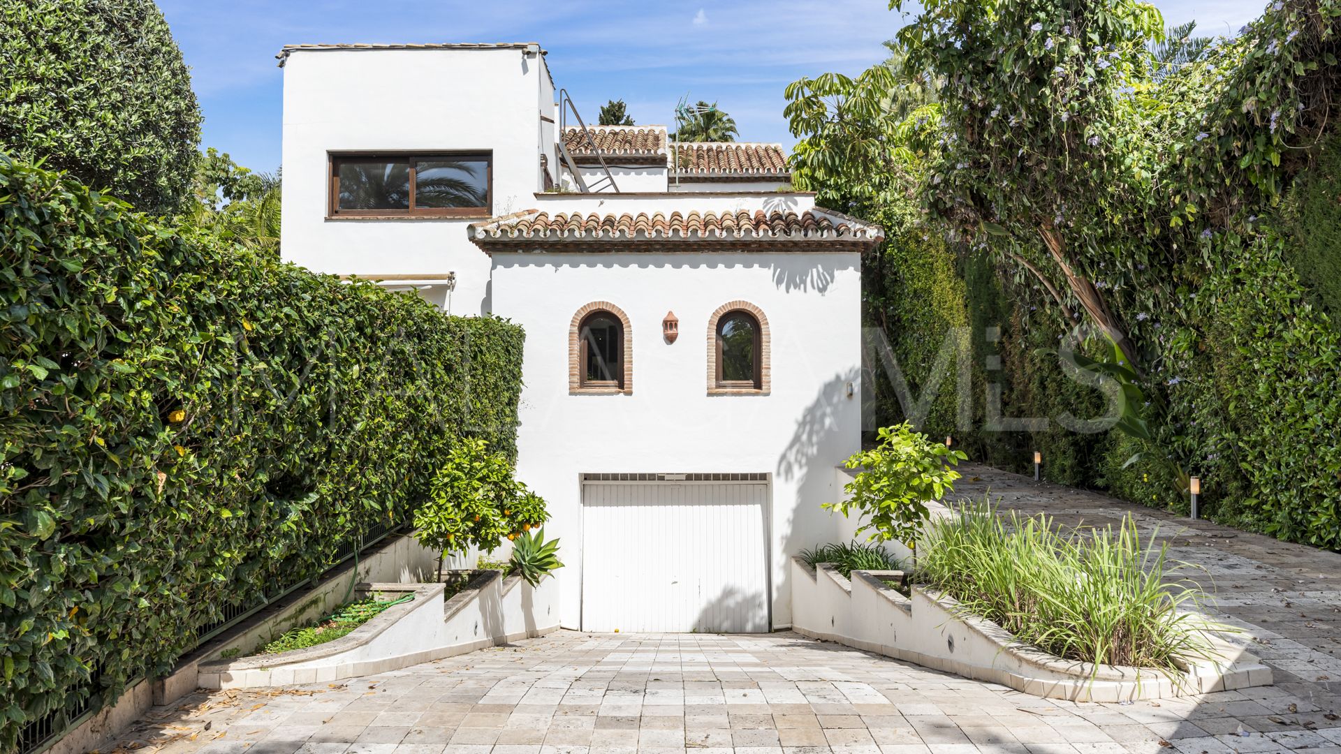Villa for sale in Nueva Andalucia