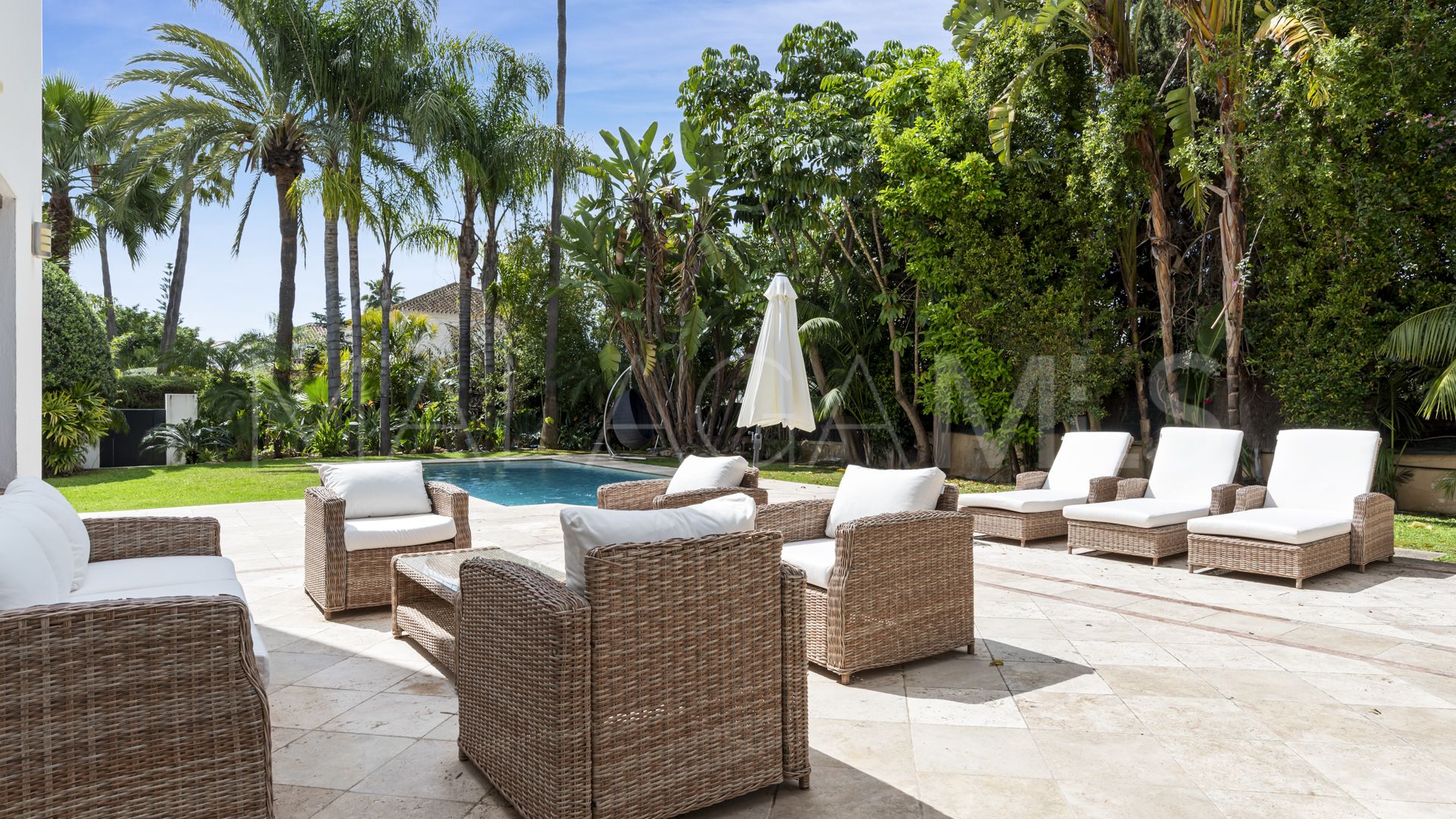 Villa for sale in Nueva Andalucia