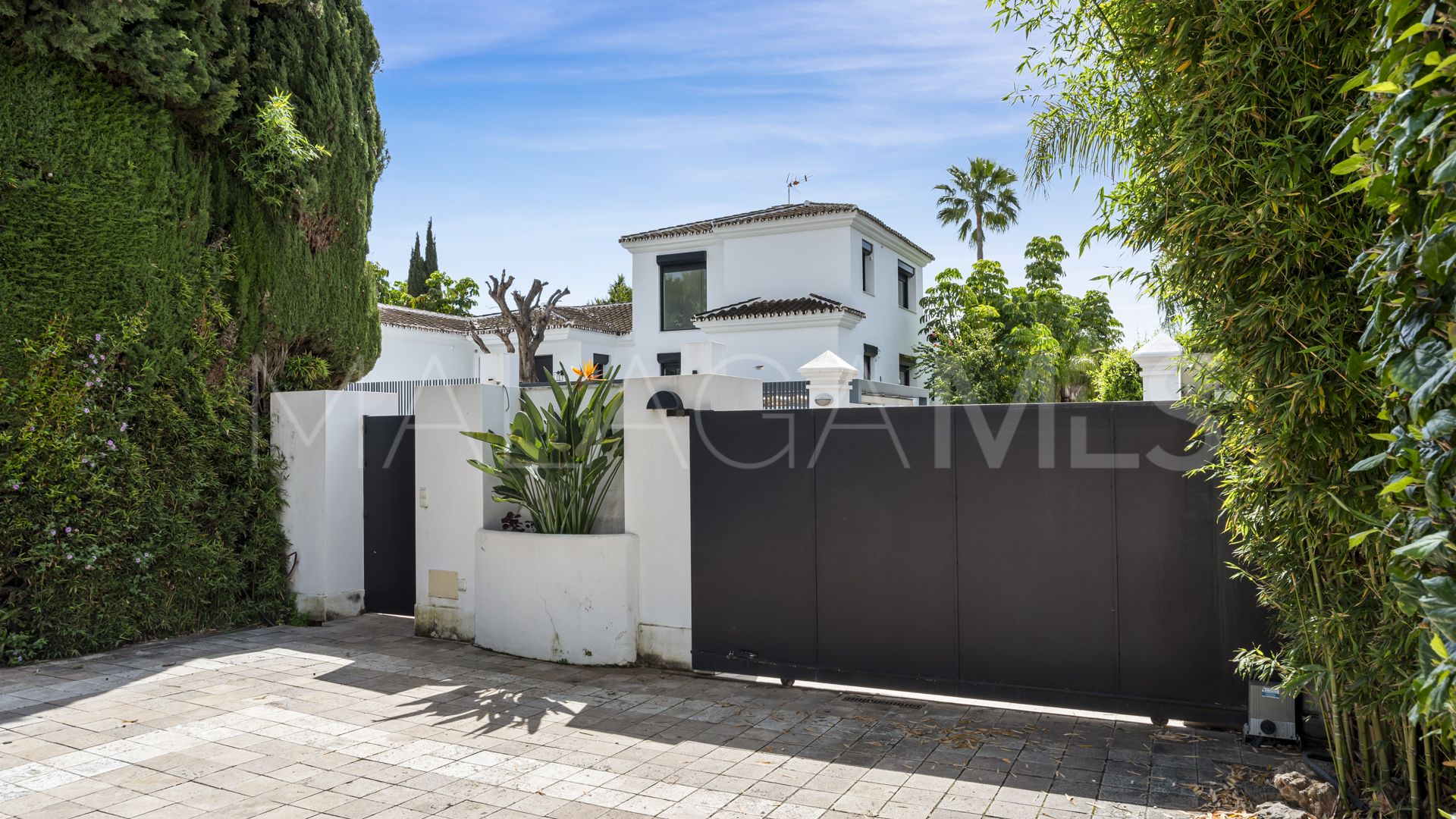 Villa for sale in Nueva Andalucia