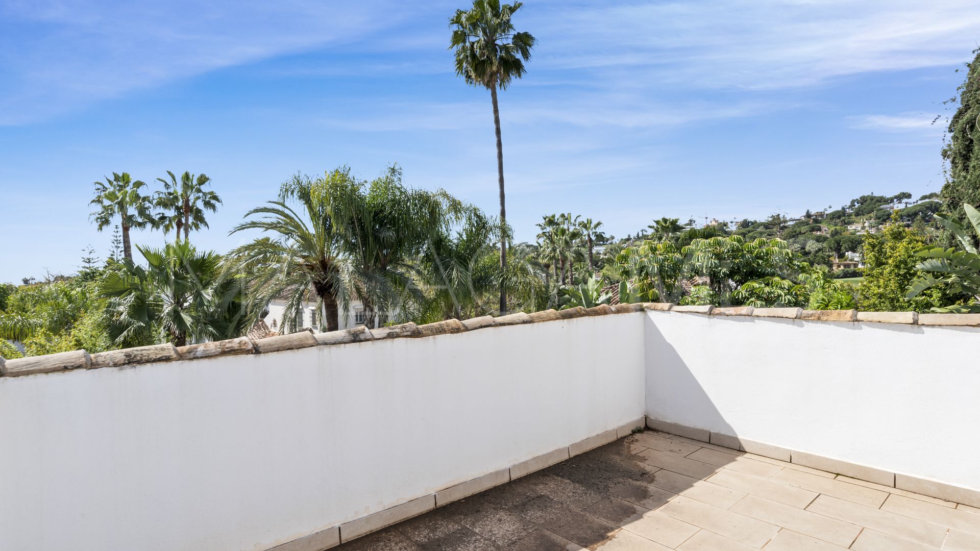Villa for sale in Nueva Andalucia