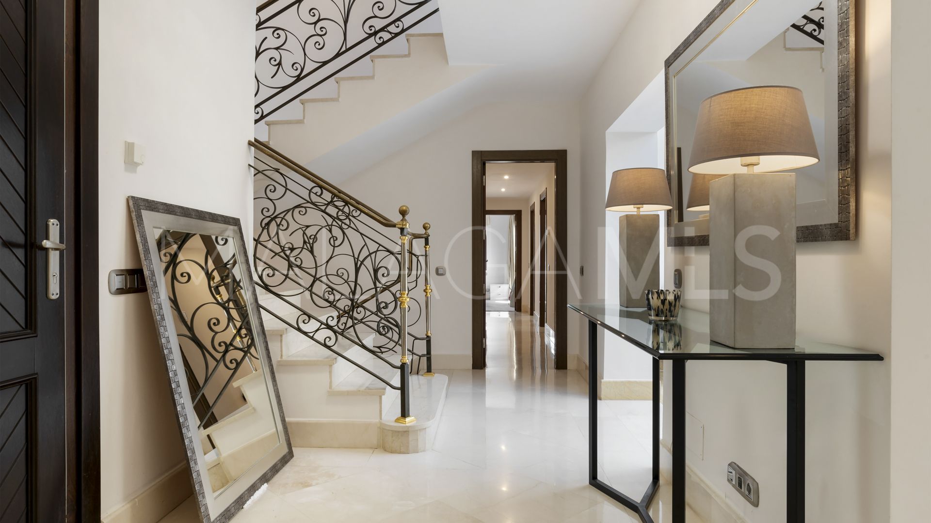 Villa for sale in Nueva Andalucia