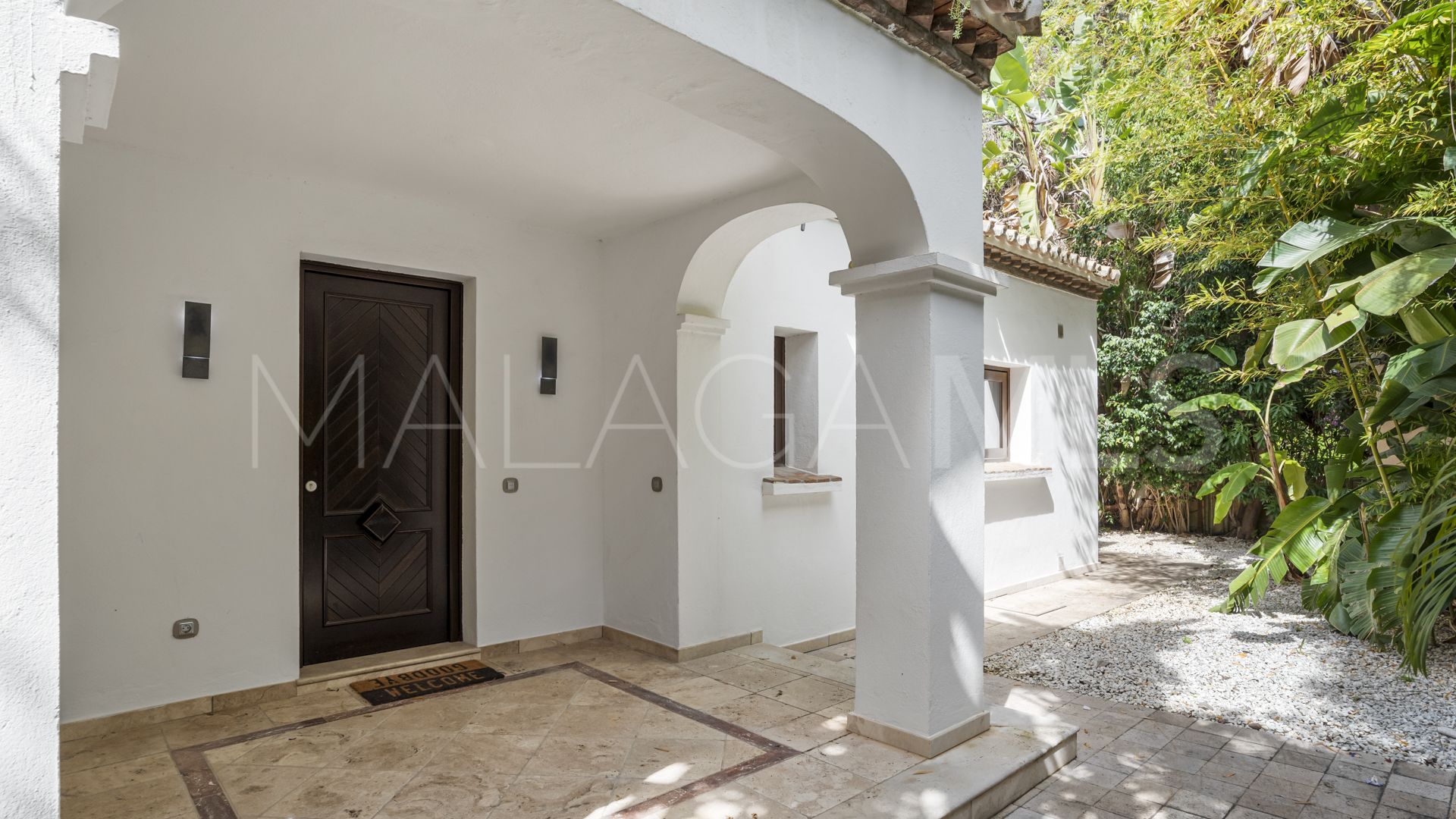 Villa for sale in Nueva Andalucia