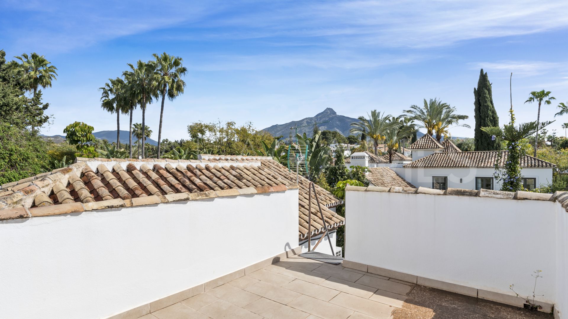 Villa for sale in Nueva Andalucia