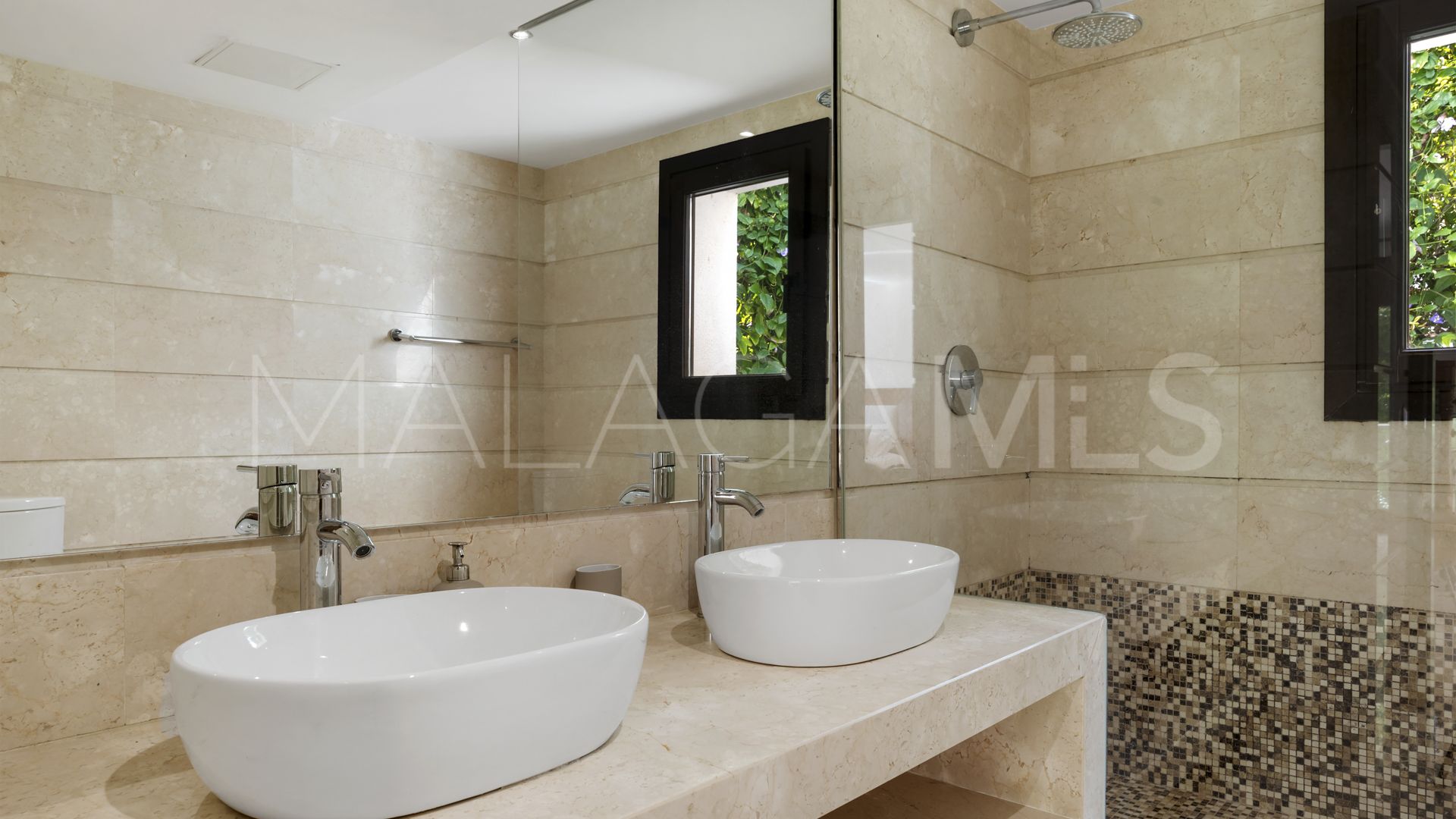 Villa for sale in Nueva Andalucia
