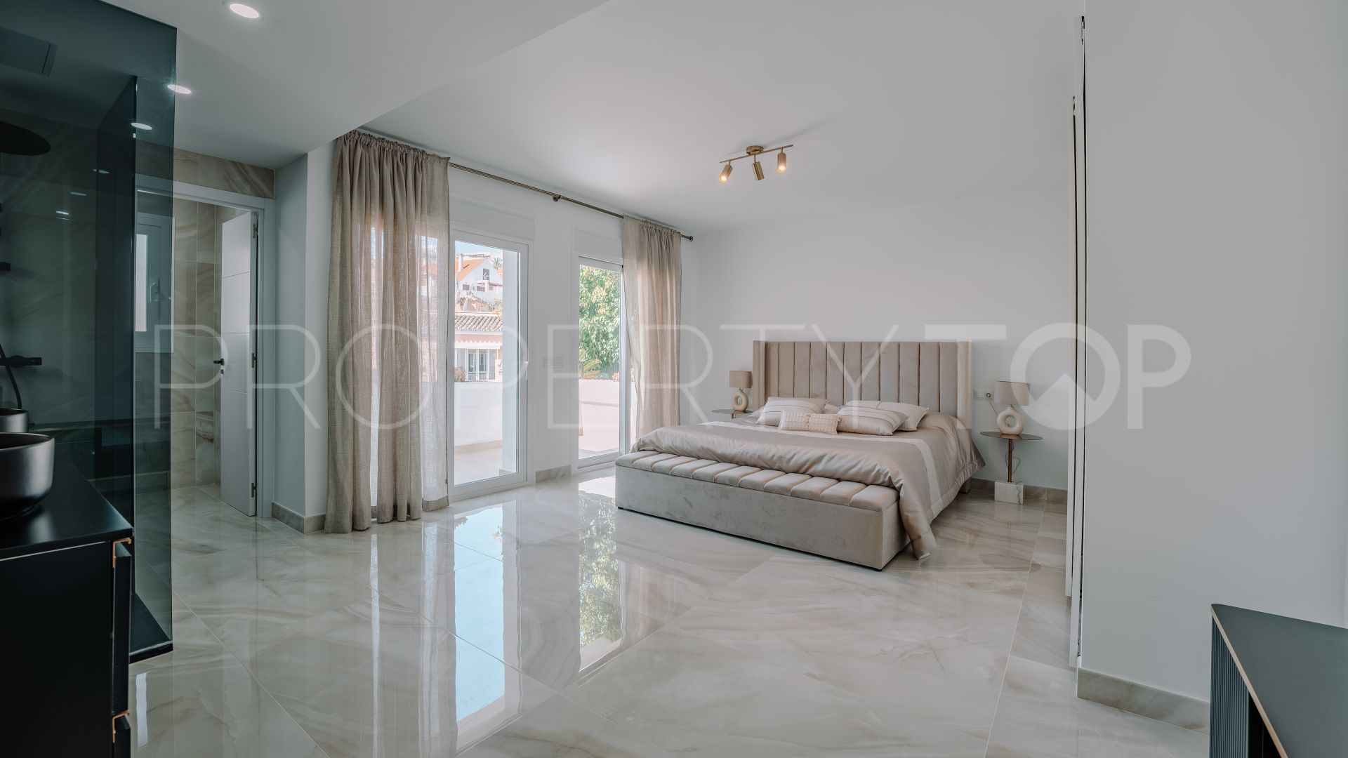 Nueva Andalucia town house for sale