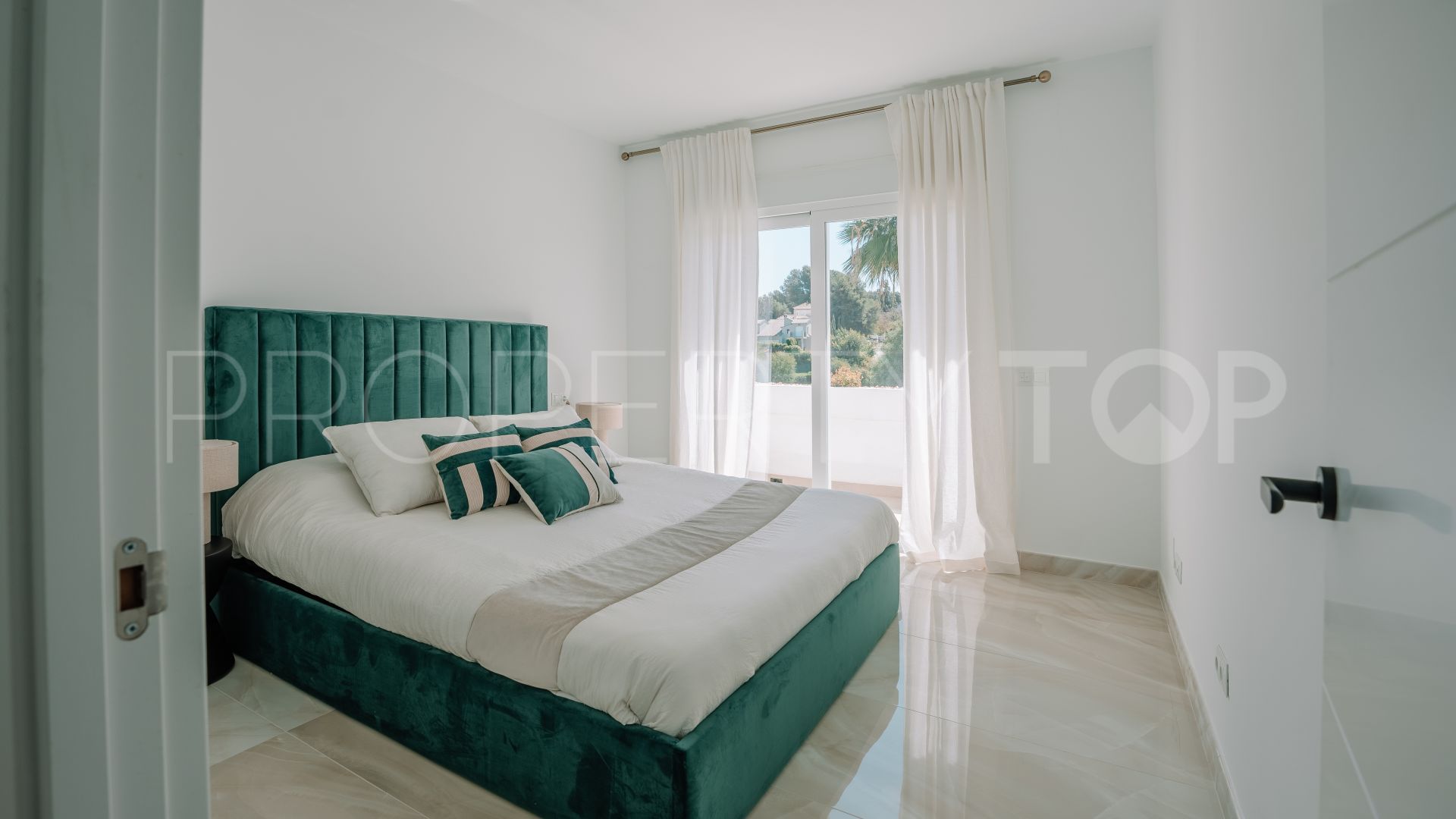 Nueva Andalucia town house for sale