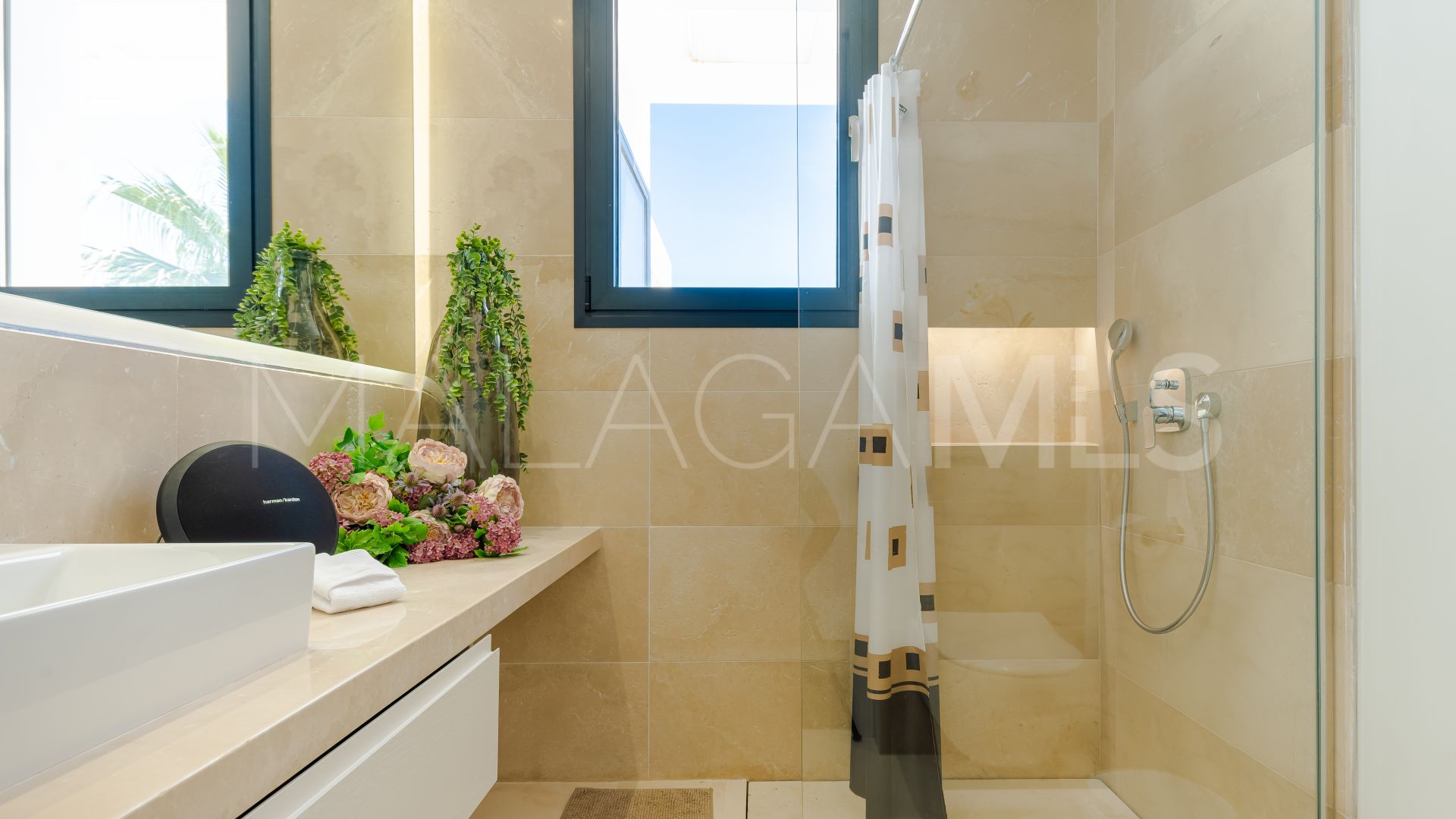 Villa for sale in Nueva Andalucia