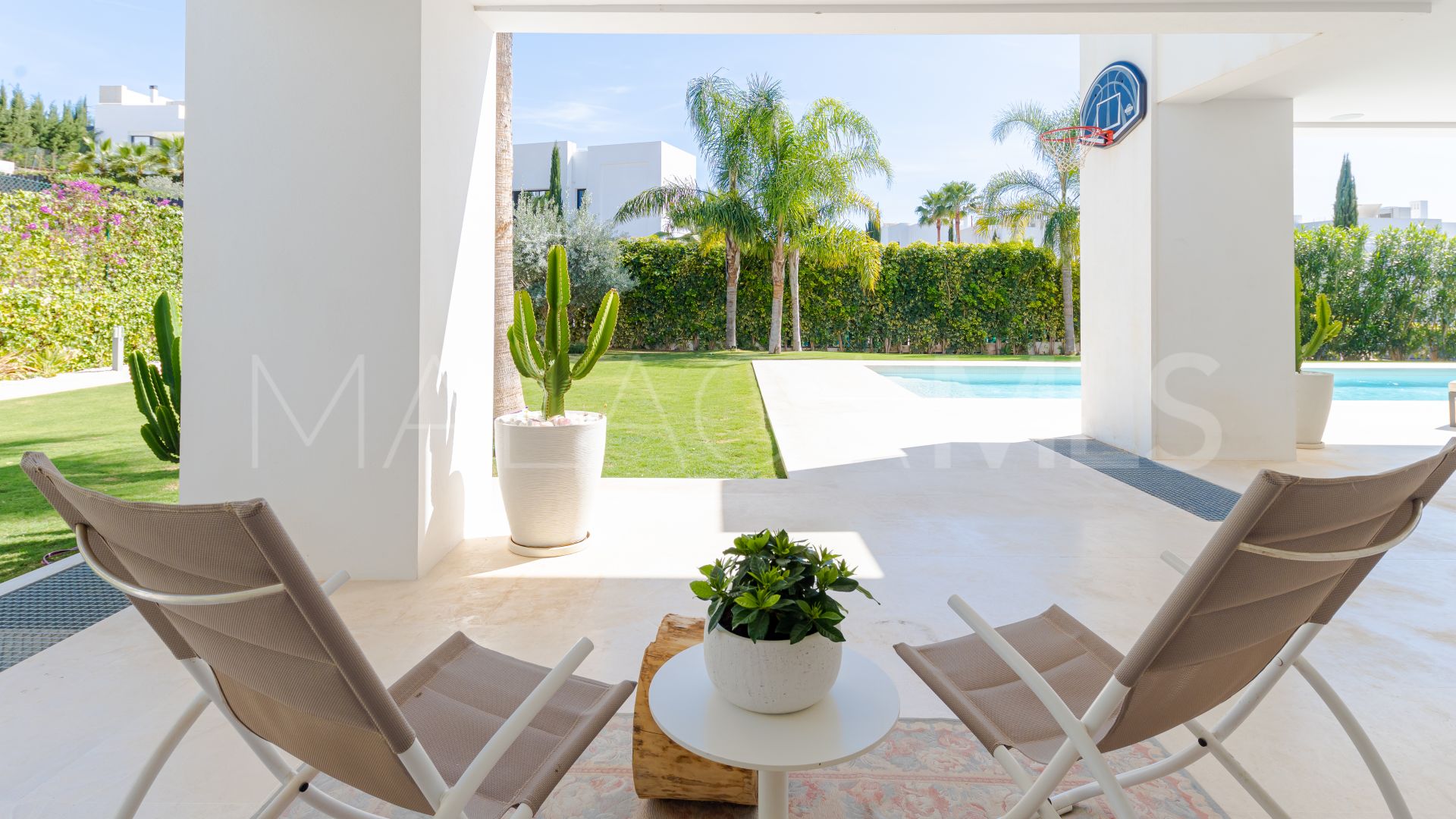 Villa for sale in Nueva Andalucia