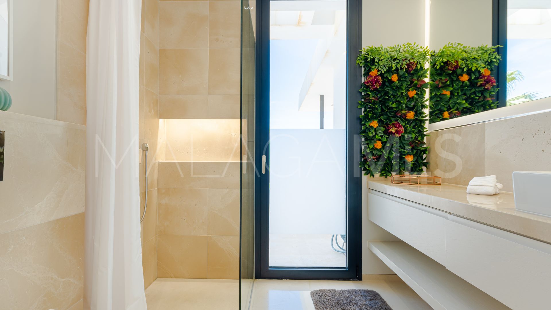 Villa for sale in Nueva Andalucia