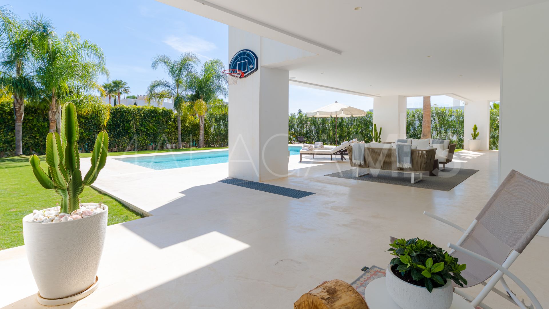 Villa for sale in Nueva Andalucia