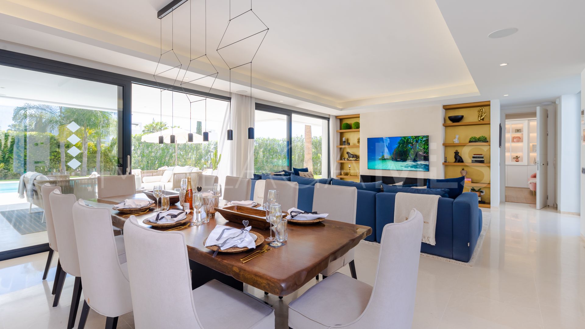 Villa for sale in Nueva Andalucia