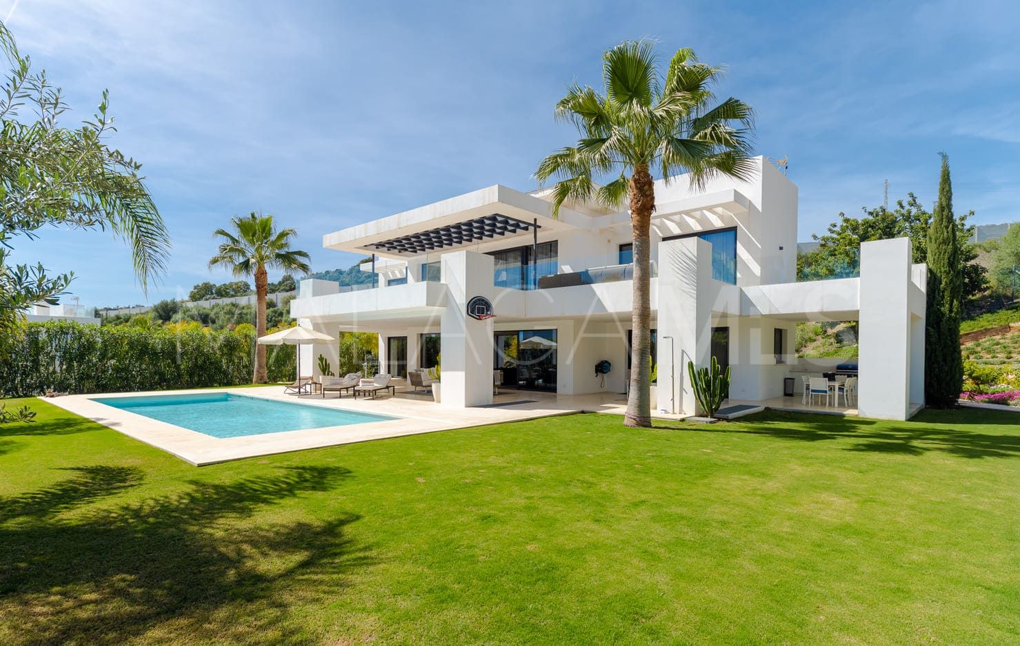Villa for sale in Nueva Andalucia