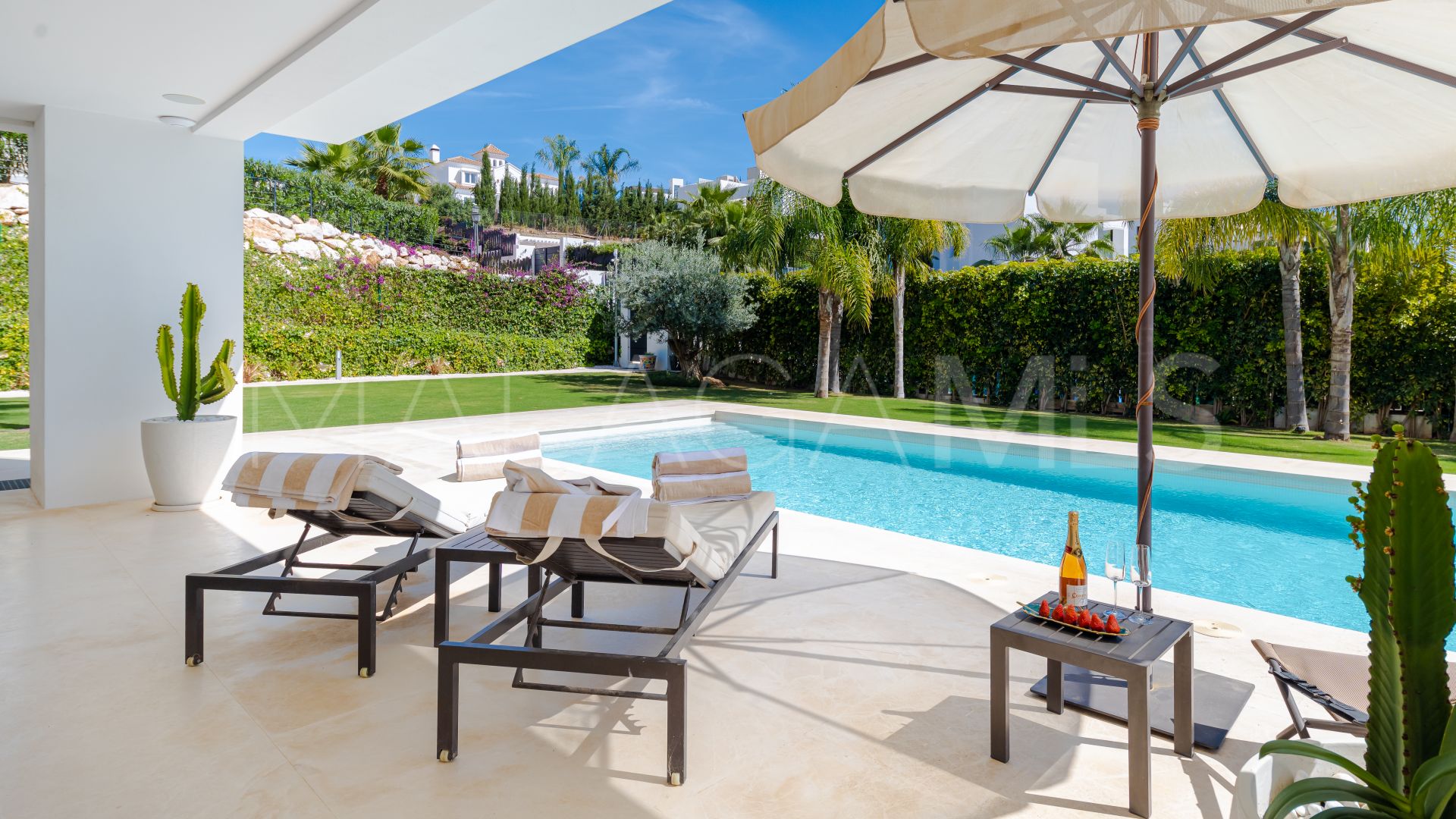 Villa for sale in Nueva Andalucia