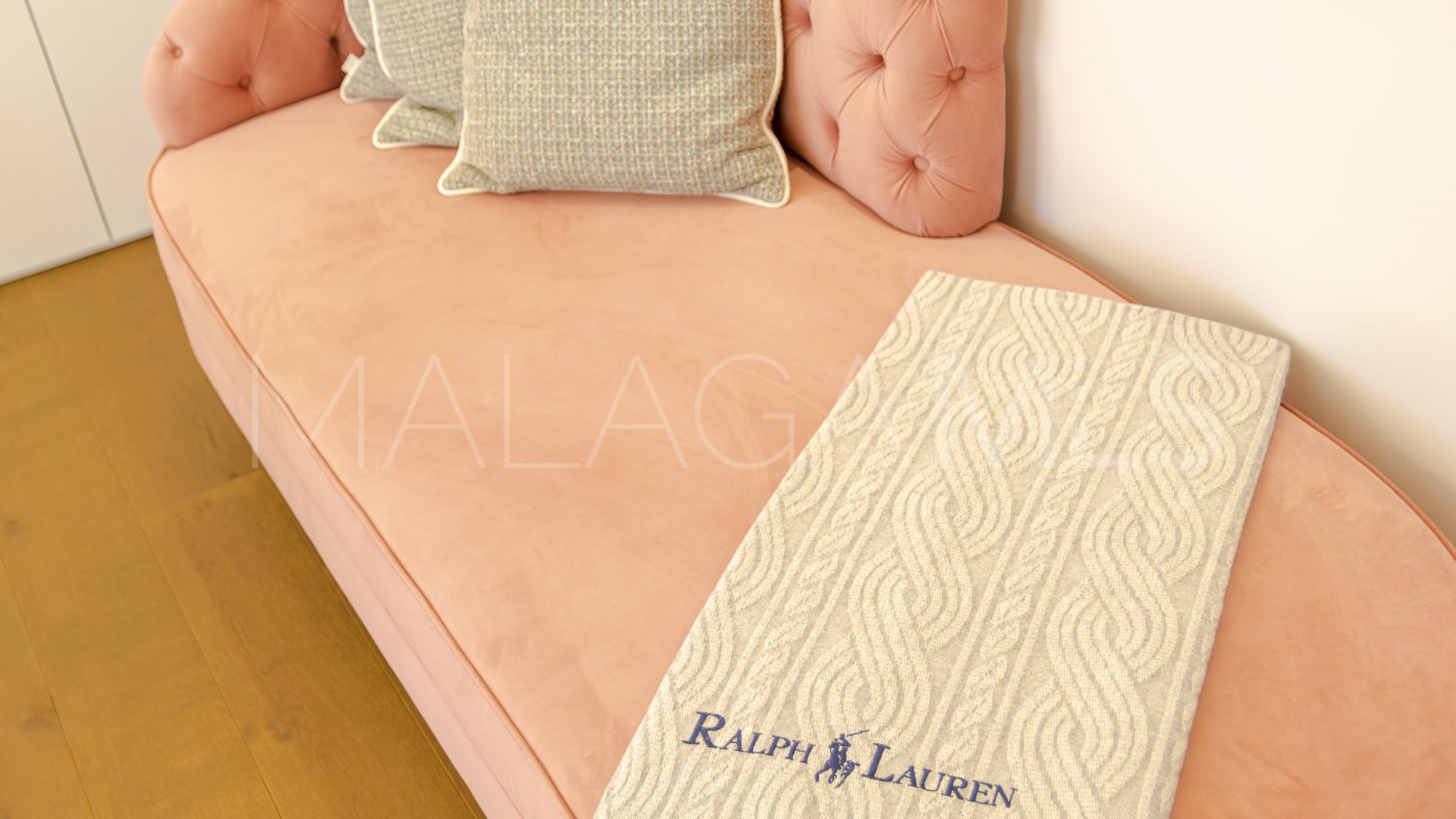 Villa for sale in Nueva Andalucia