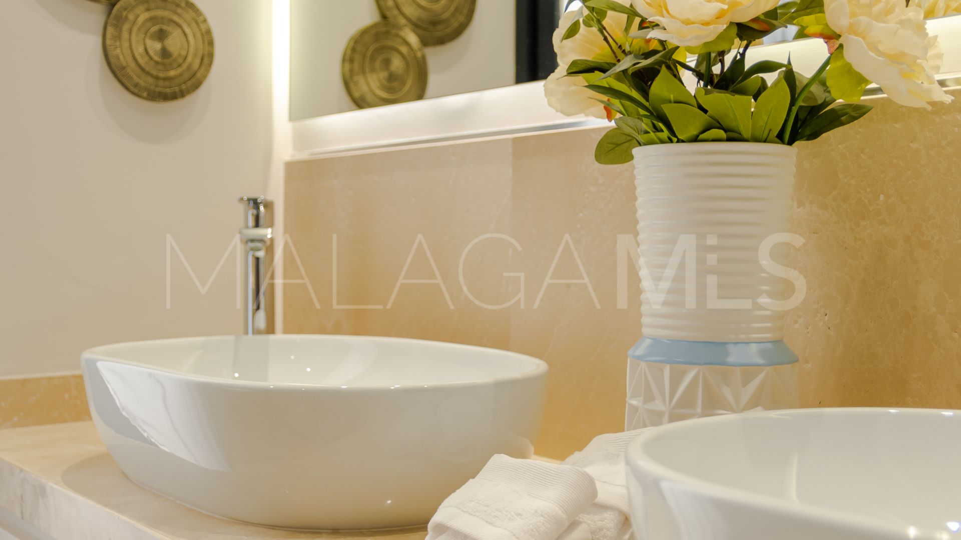 Villa for sale in Nueva Andalucia