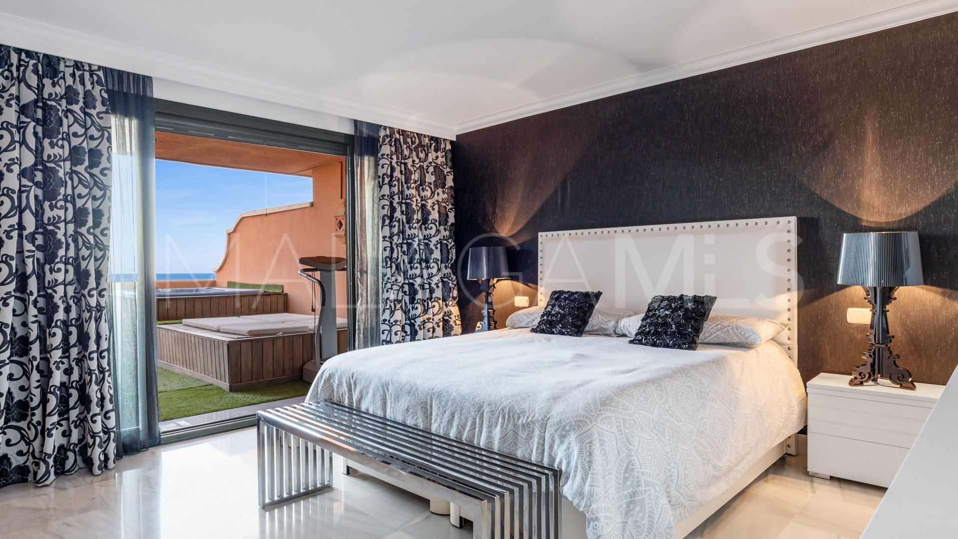 Duplex penthouse for sale in Monte Halcones