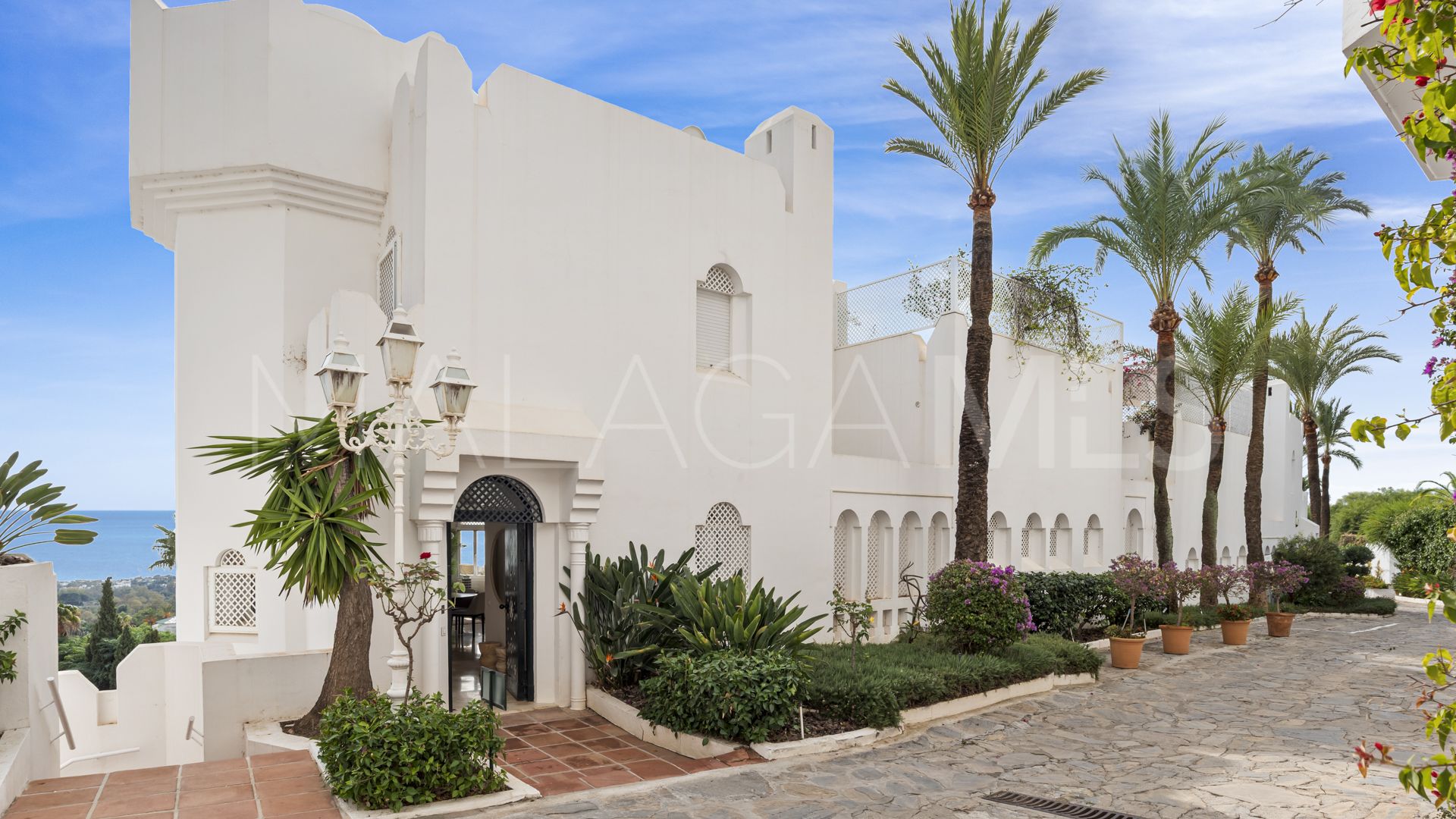 Duplex penthouse for sale in Marbella Golden Mile with 3 bedrooms